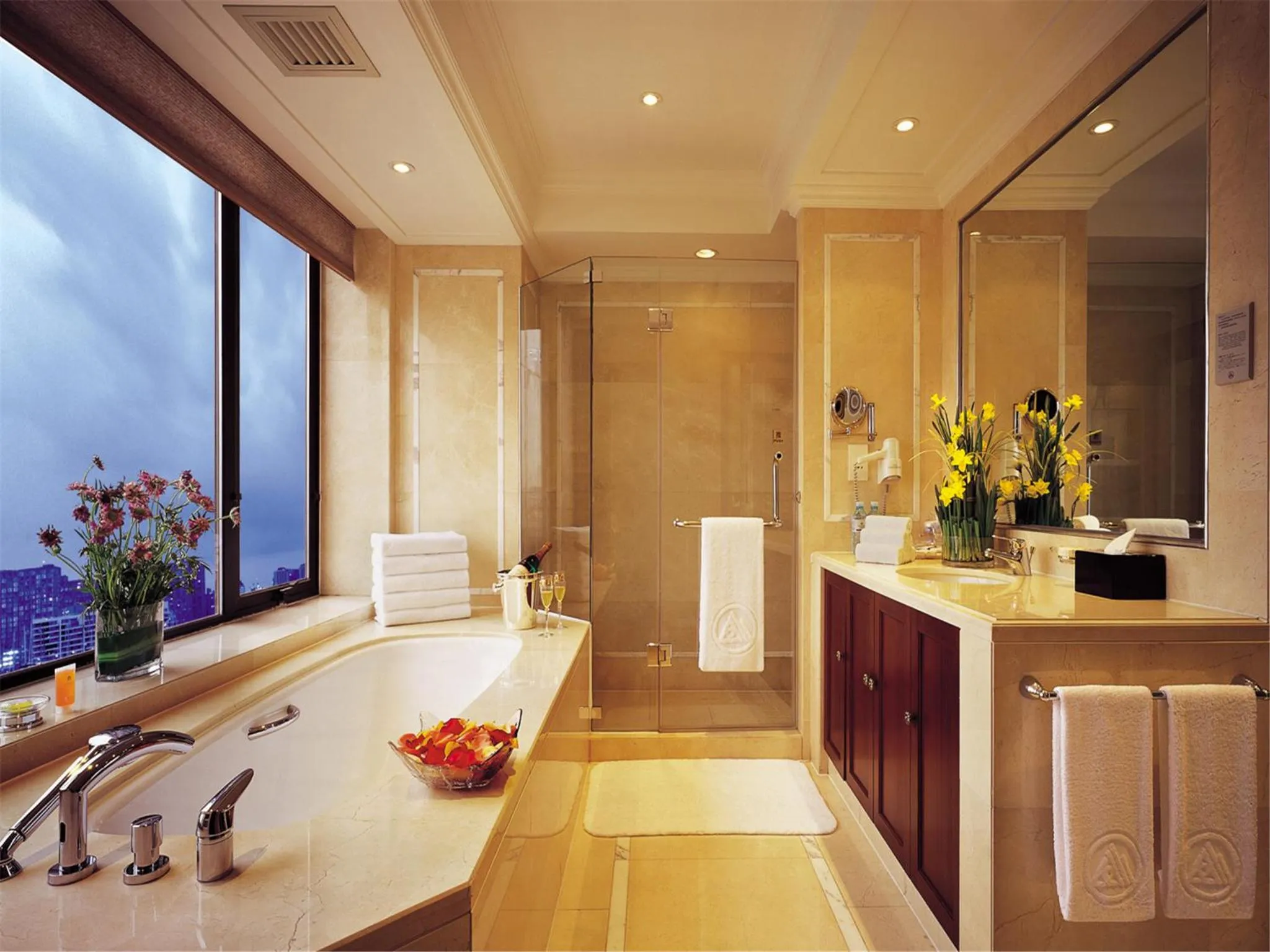 Bathroom in The Kunlun Beijing Jin Jiang Radisson