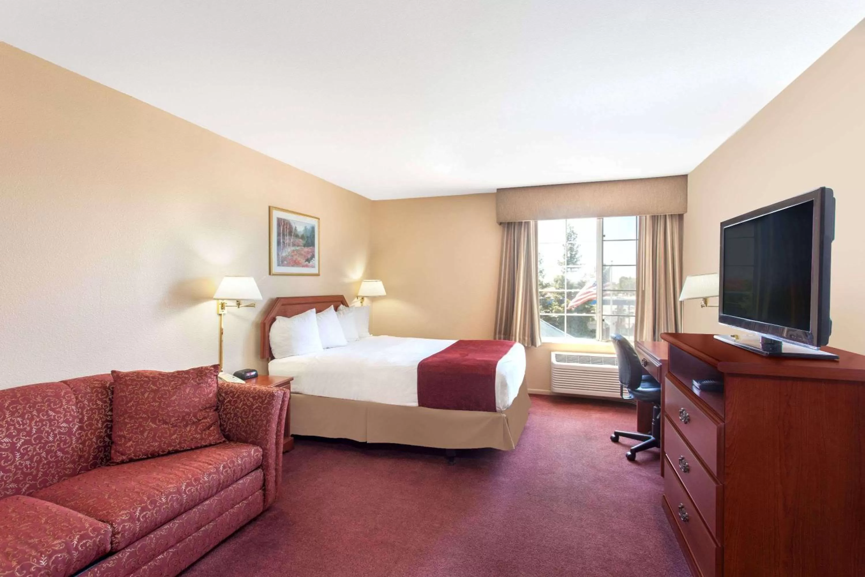 Photo of the whole room, Bed in Ramada by Wyndham Fresno Northwest
