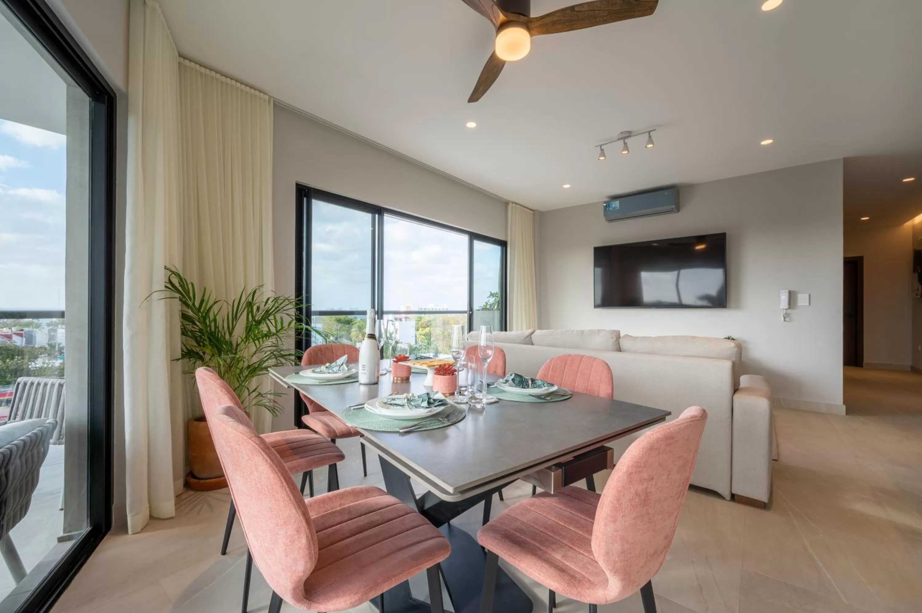 Communal lounge/ TV room in Kippal - Modern Oasis - ApartHotel