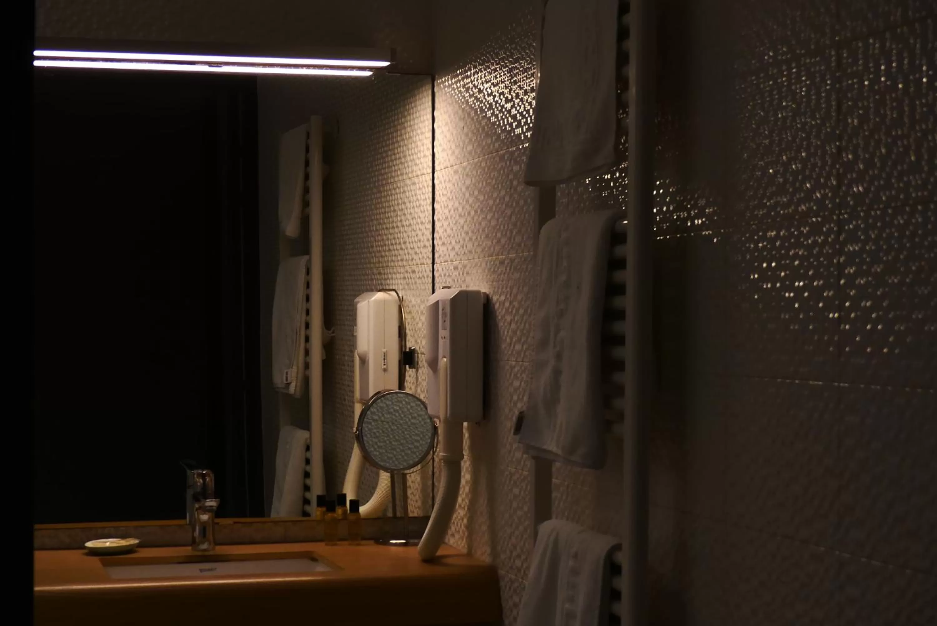 Bathroom in Contact Hôtel Le Provençal Bordeaux Lac