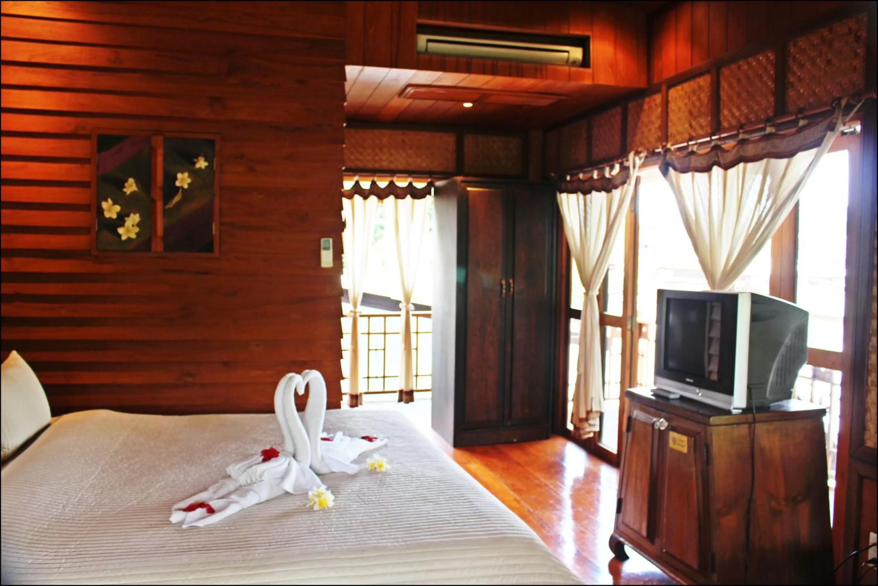 Photo of the whole room, Bed in Pai Vimaan Resort