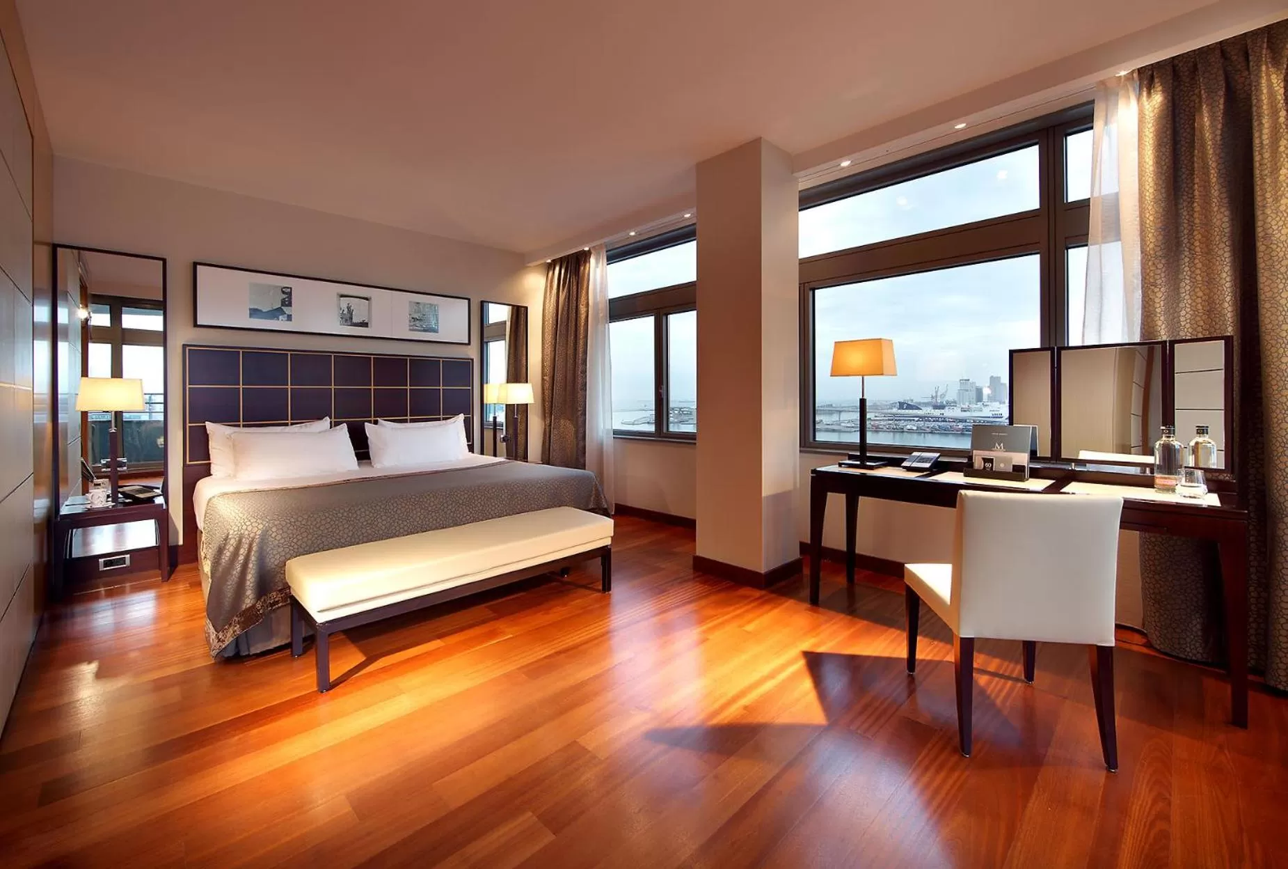 View (from property/room), Bed in Eurostars Grand Marina Hotel GL