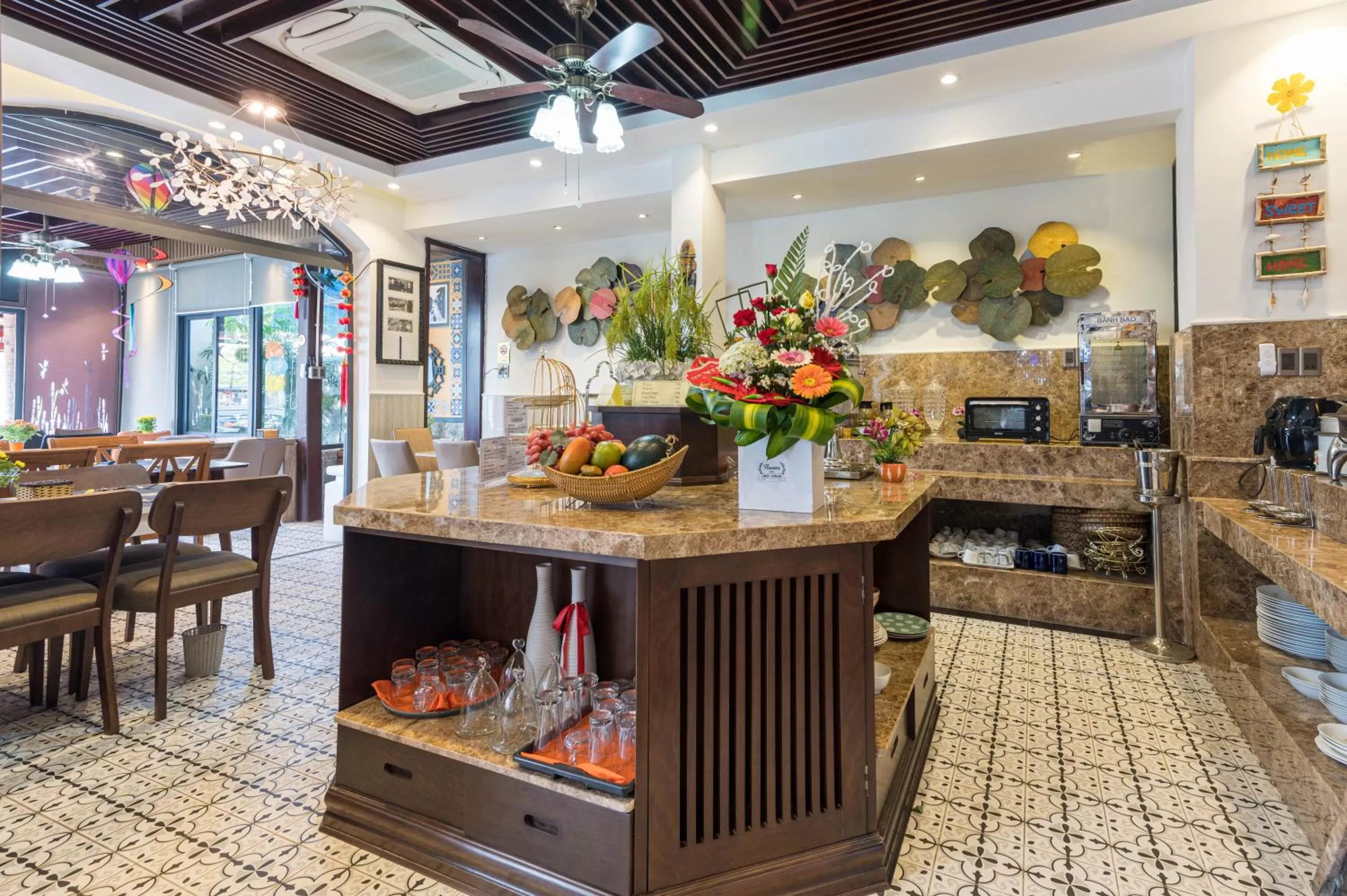 Restaurant/places to eat in Hoang Trinh Hotel