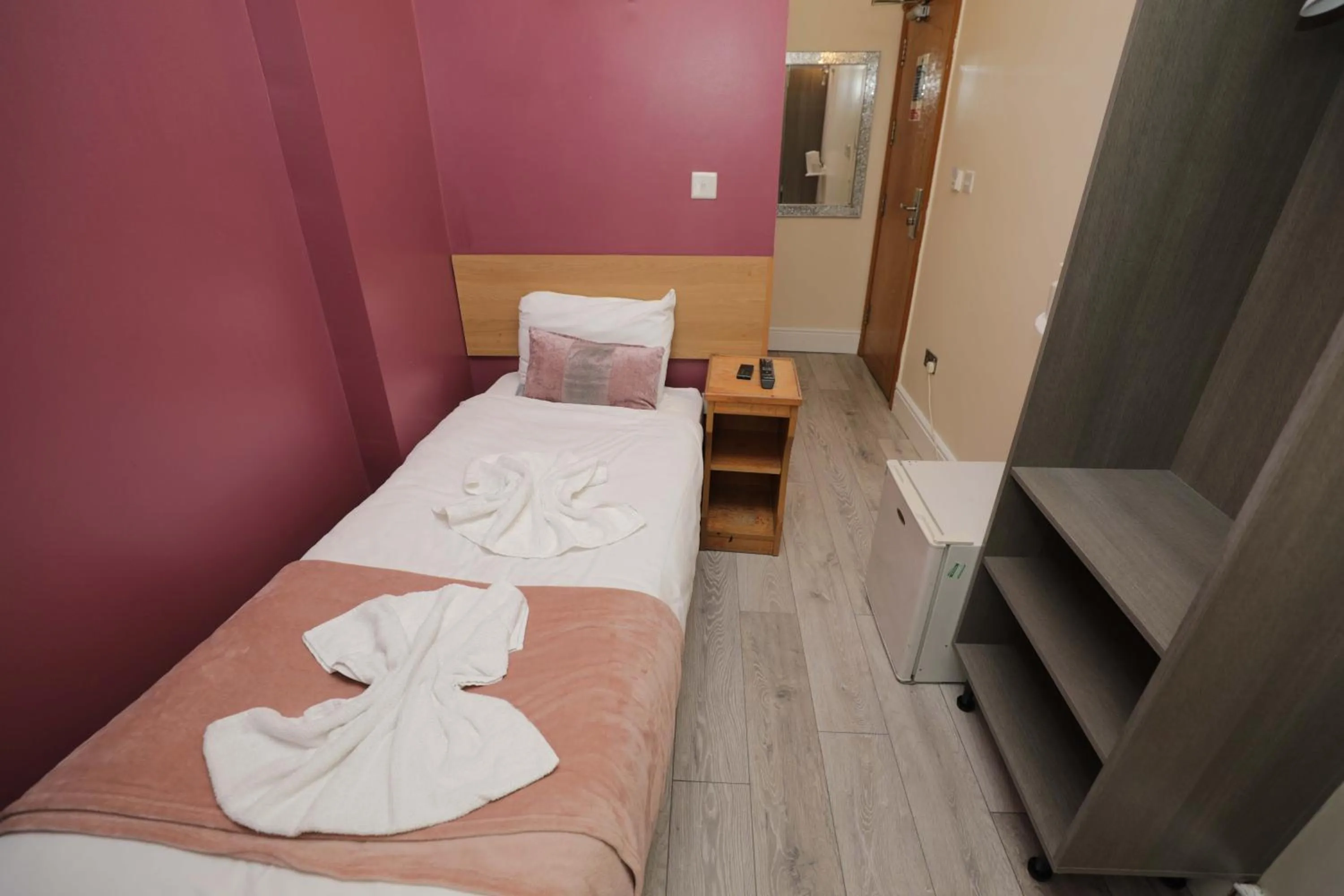 Bedroom, Bed in Holland Inn Hotel