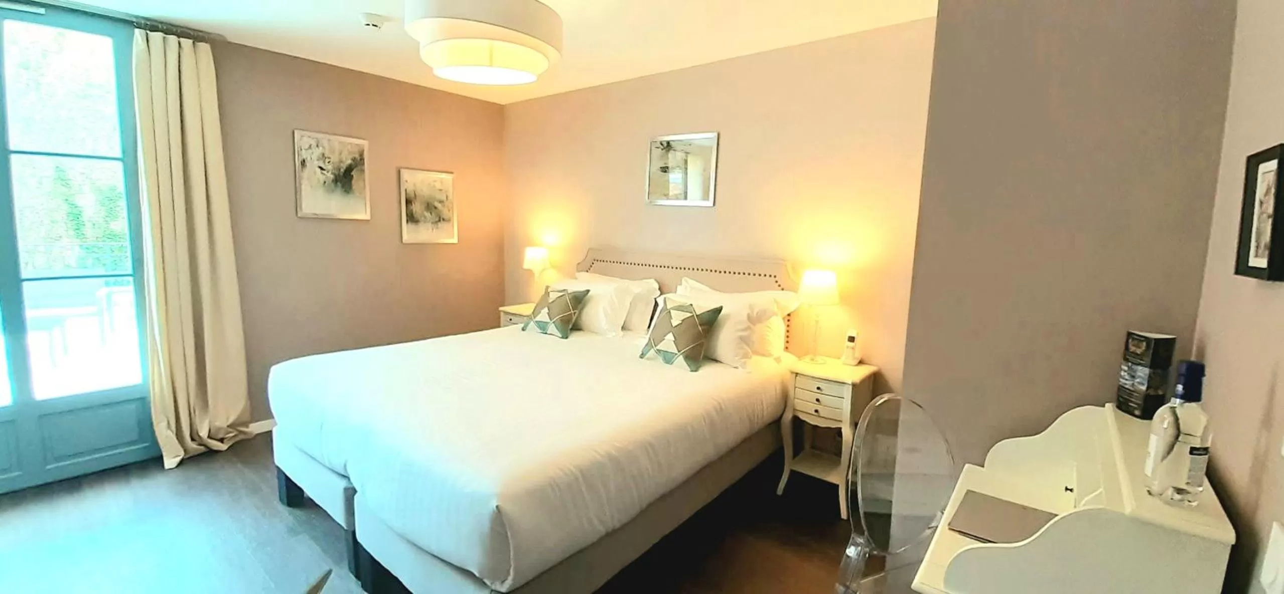 Bedroom, Bed in Hôtel-Restaurant des Augustins