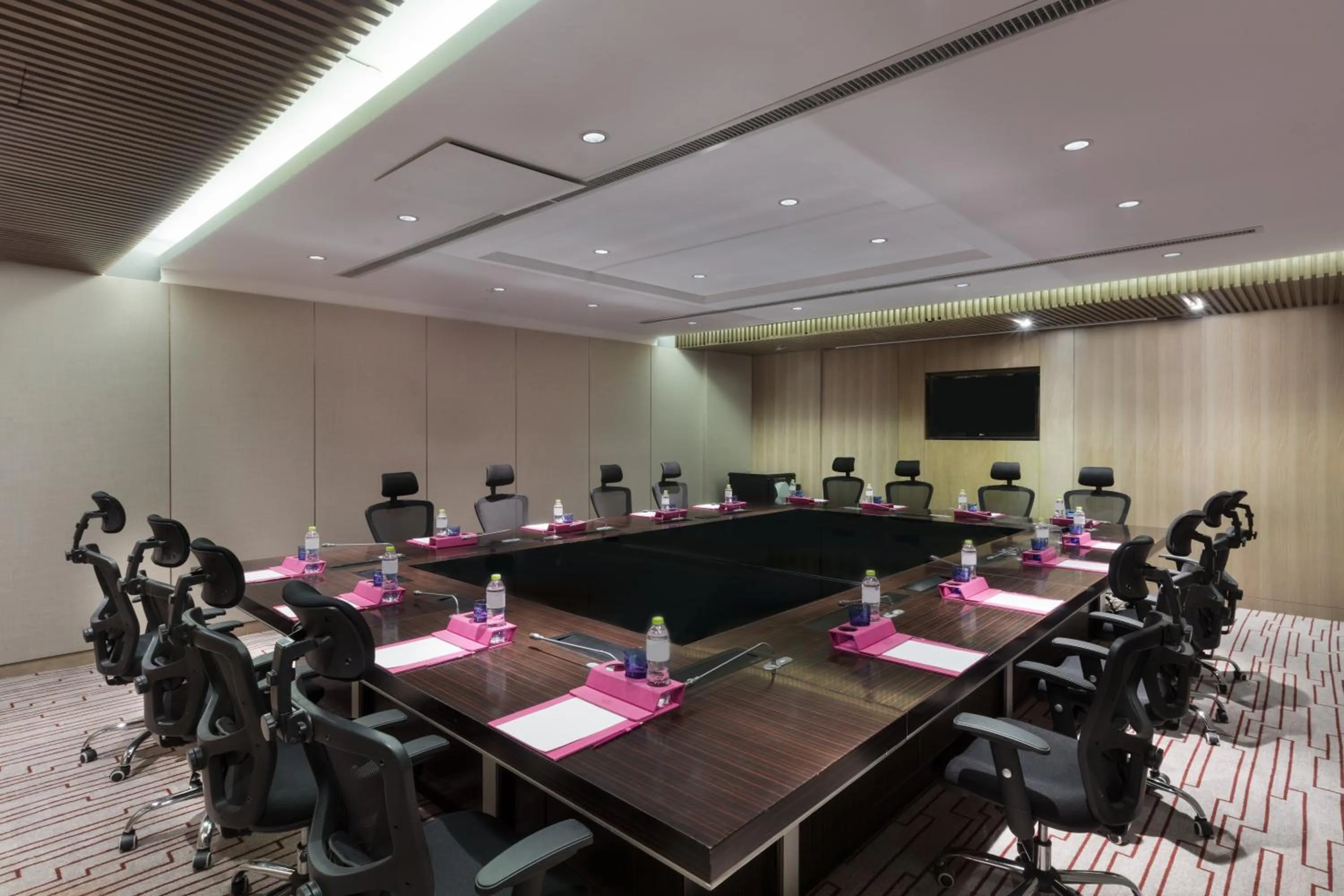 Meeting/conference room in Crowne Plaza Xuzhou Dalong Lake by IHG