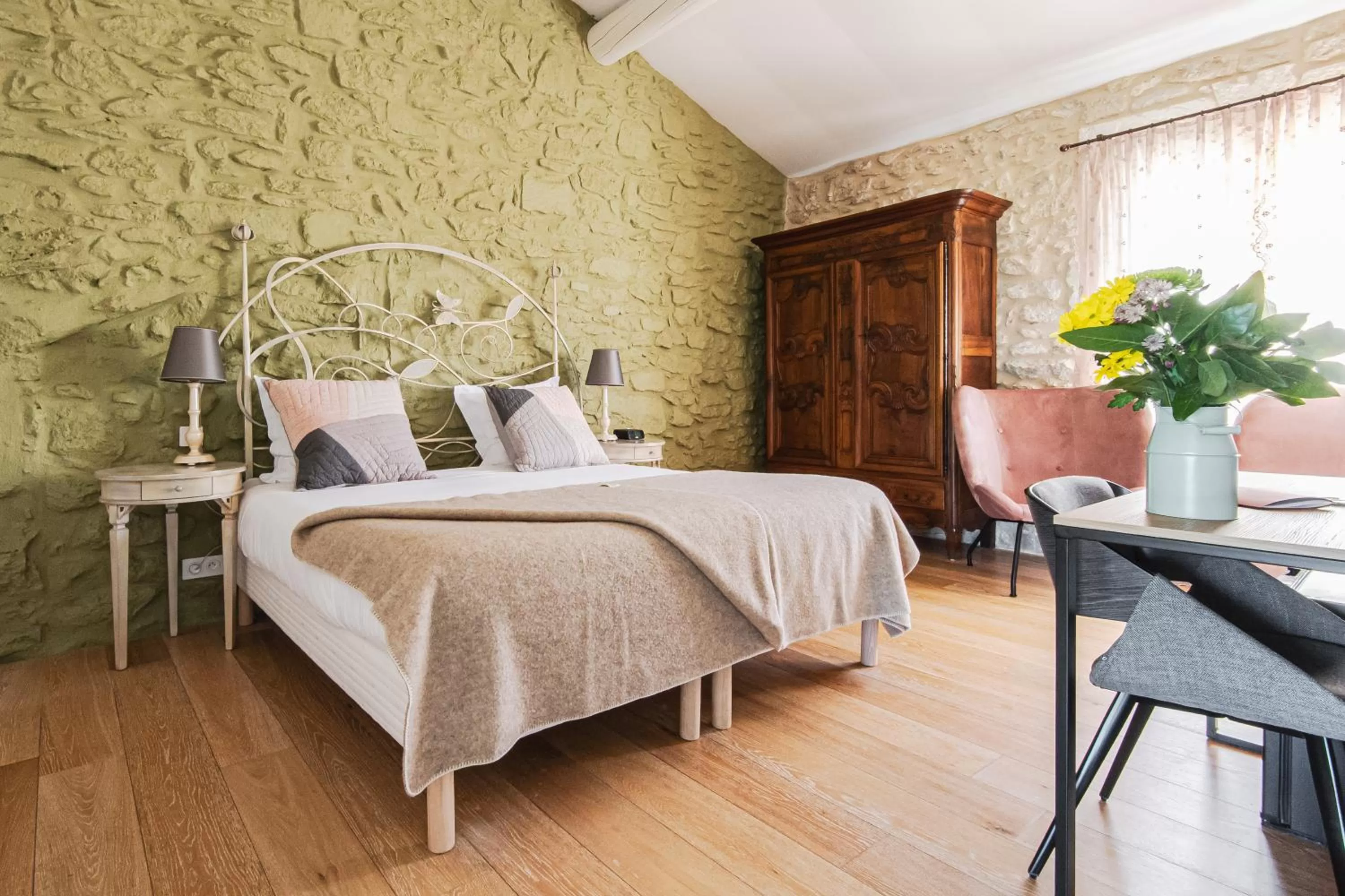 Property building, Bed in Hôtel Mas Valentine