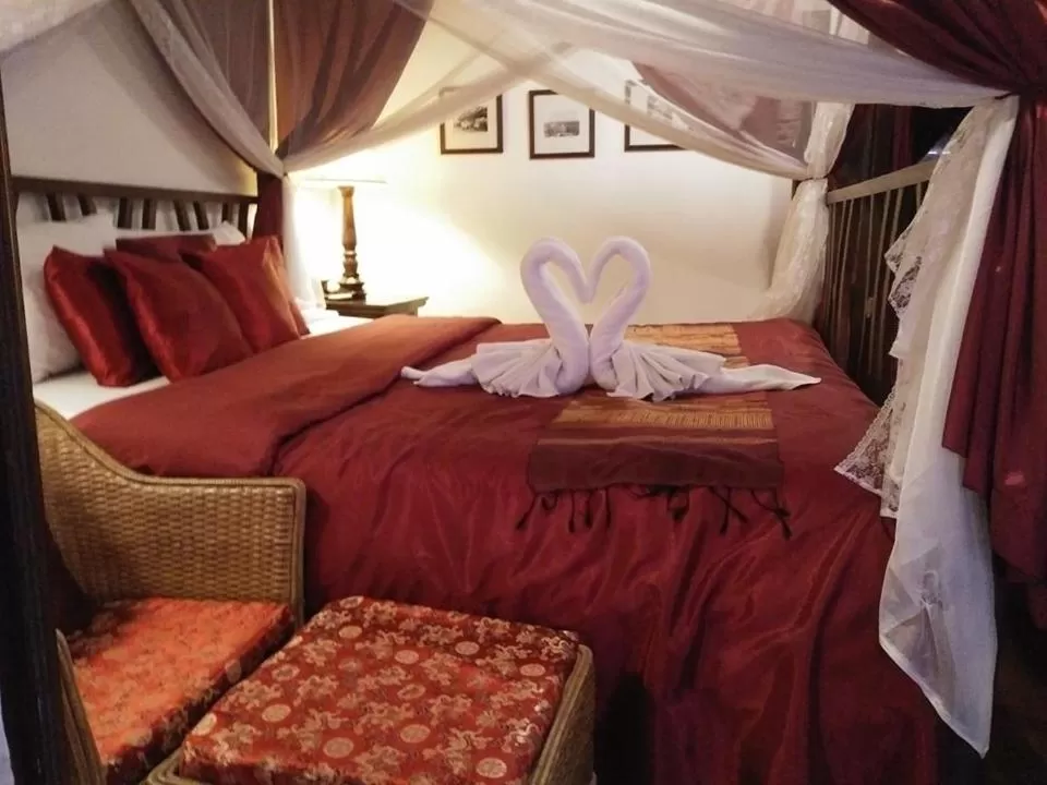 Bed in Tri Yaan Na Ros Colonial House