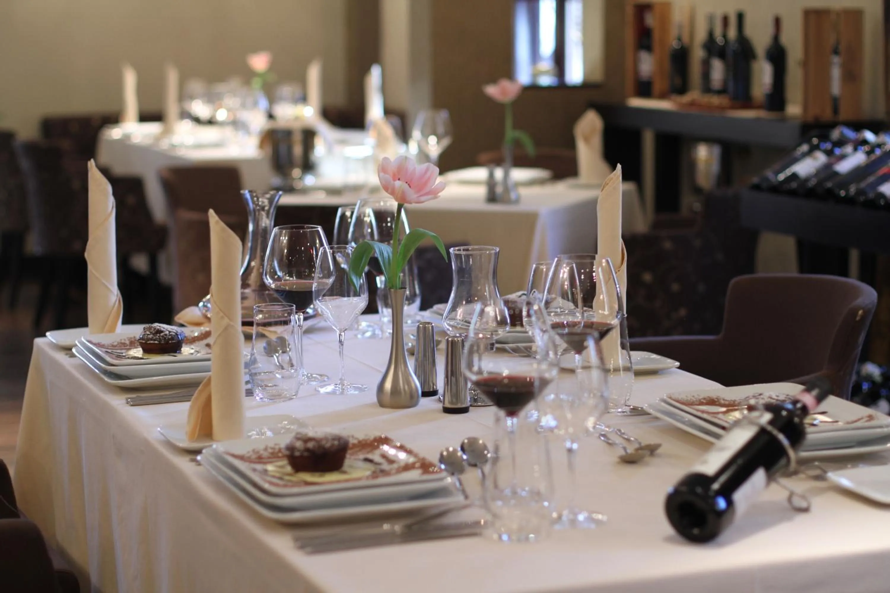 Restaurant/places to eat in MonarC Hotel