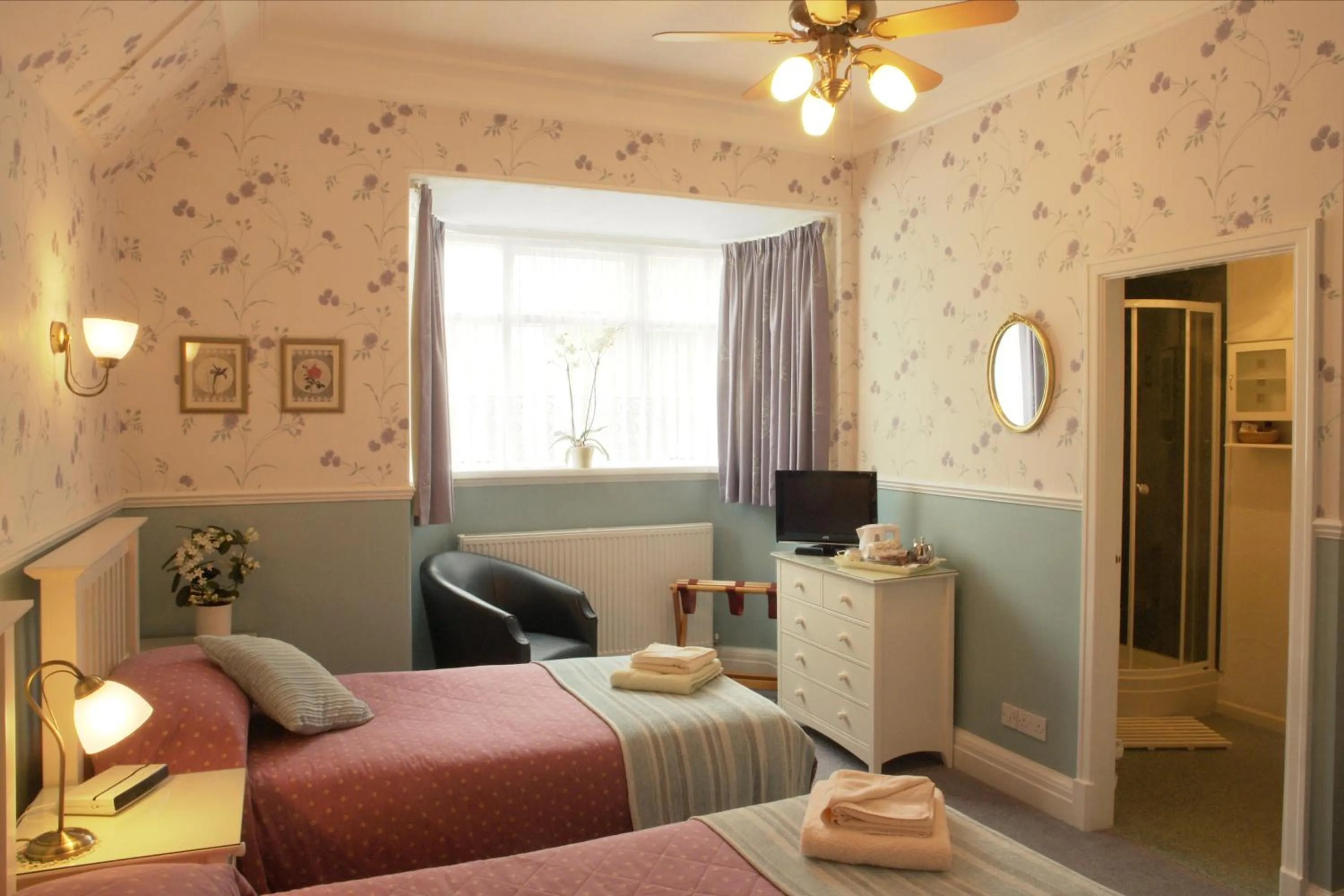 Shower, Bed in Midway Guest House