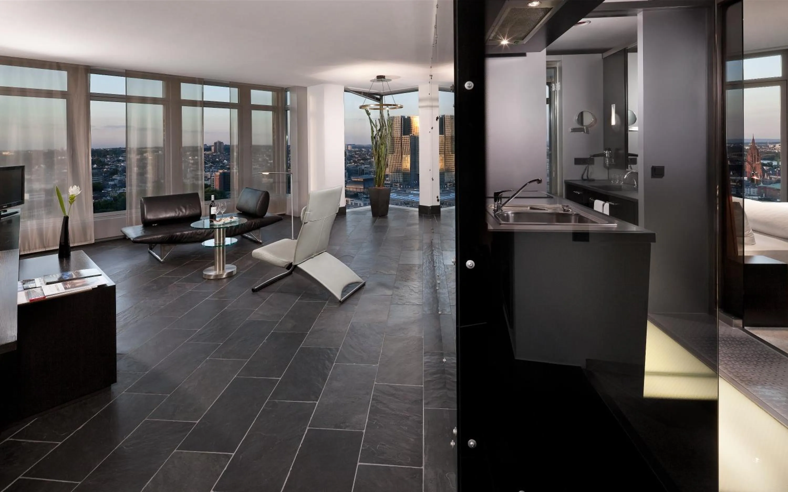 Kitchen or kitchenette in INNSiDE by Meliá Frankfurt Eurotheum