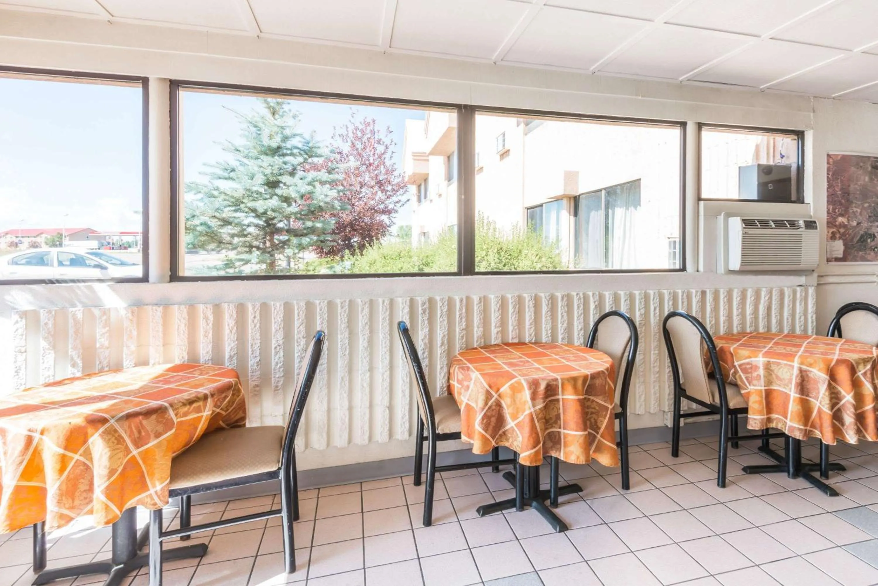 Restaurant/places to eat in Super 8 by Wyndham Laramie