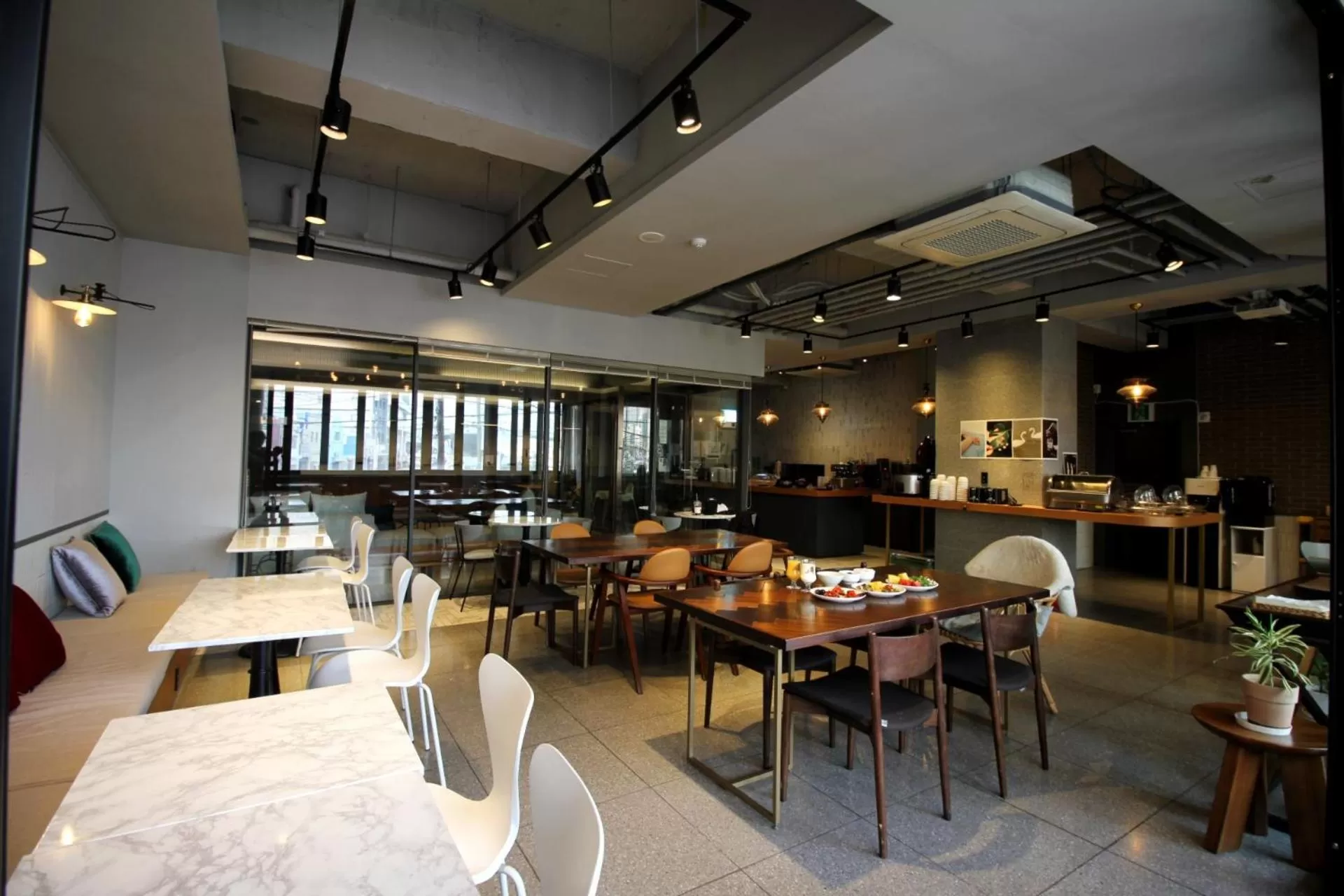 Restaurant/places to eat in Bay Hound Hotel