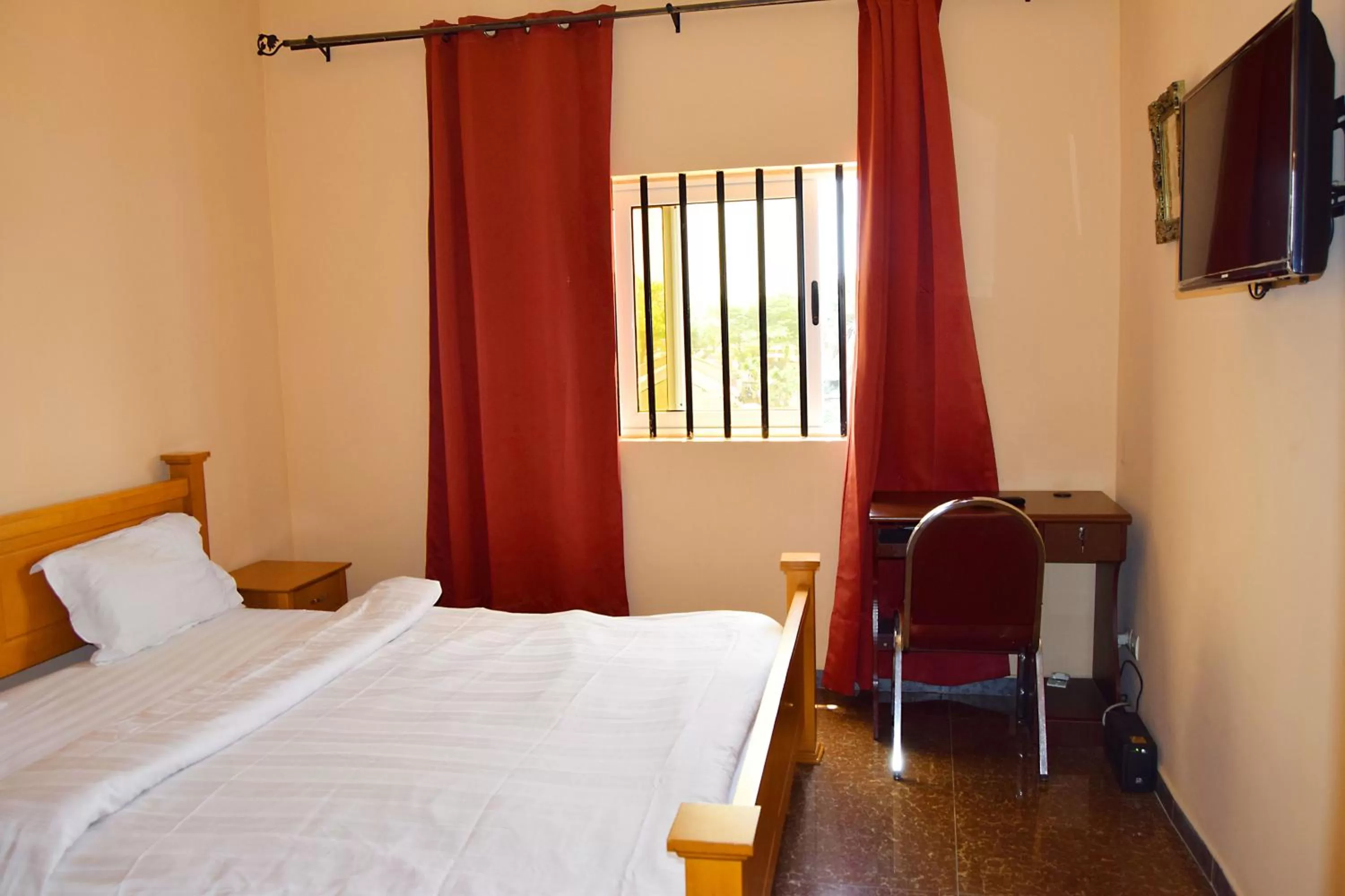 Staff, Bed in Hotel Saint-Jean