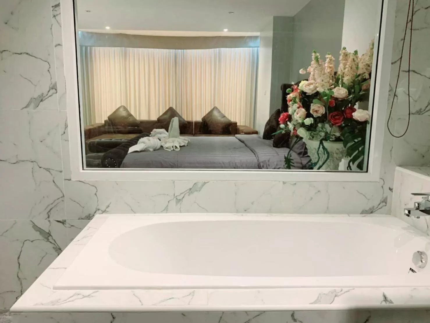 Bathroom, Bed in Grand Inter Hotel