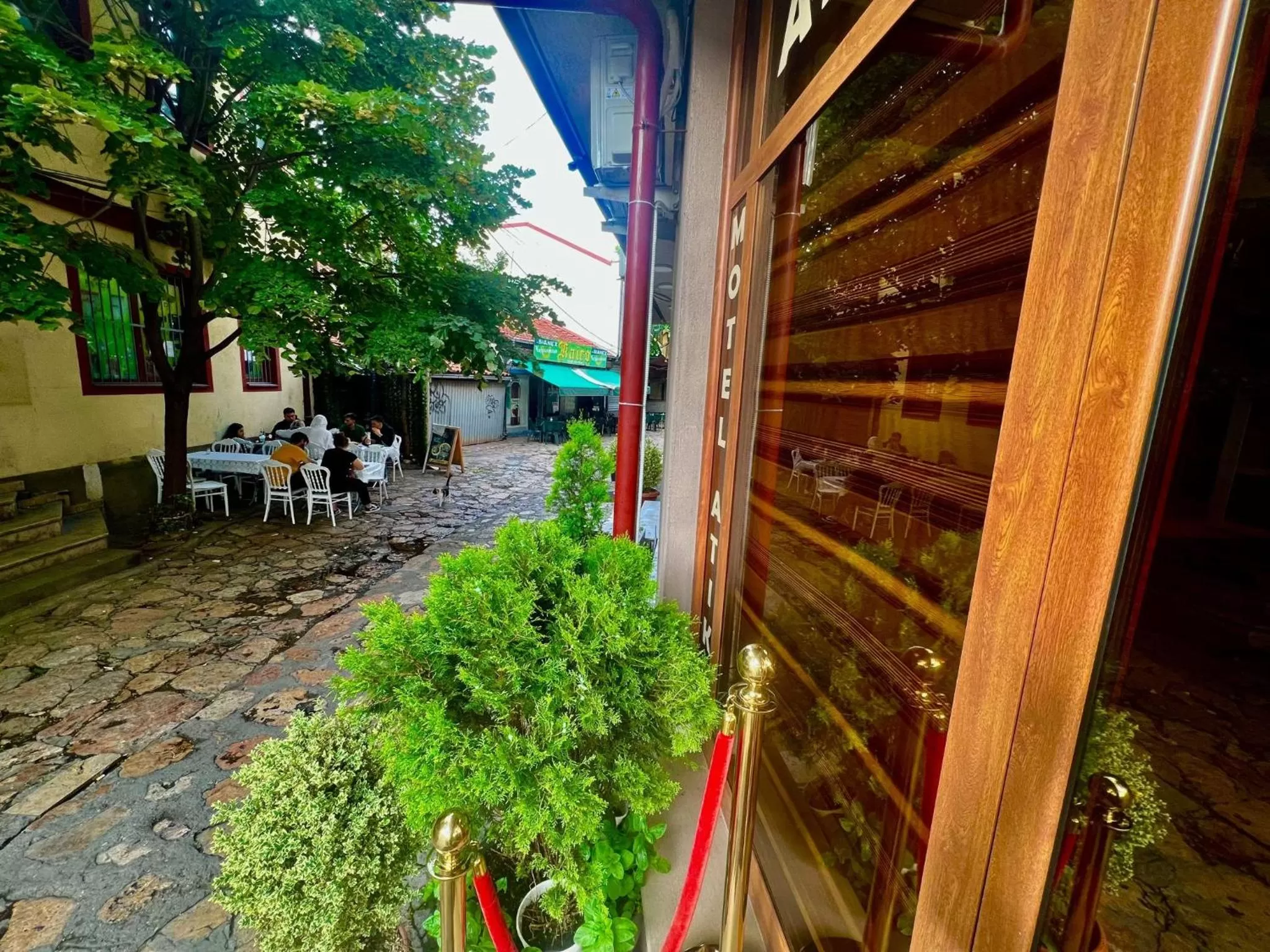 Restaurant/places to eat in Motel Atika