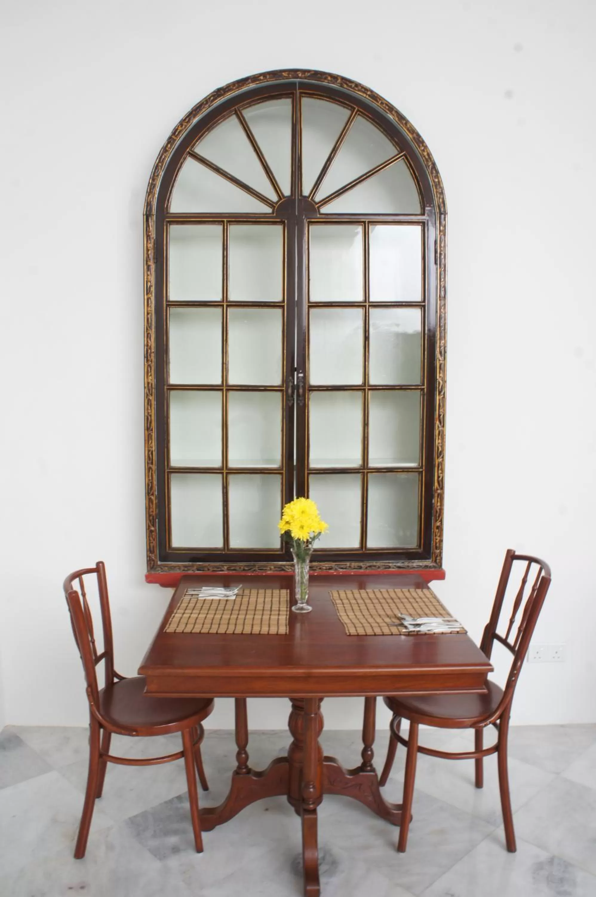 Restaurant/places to eat in Heeren Straits Hotel