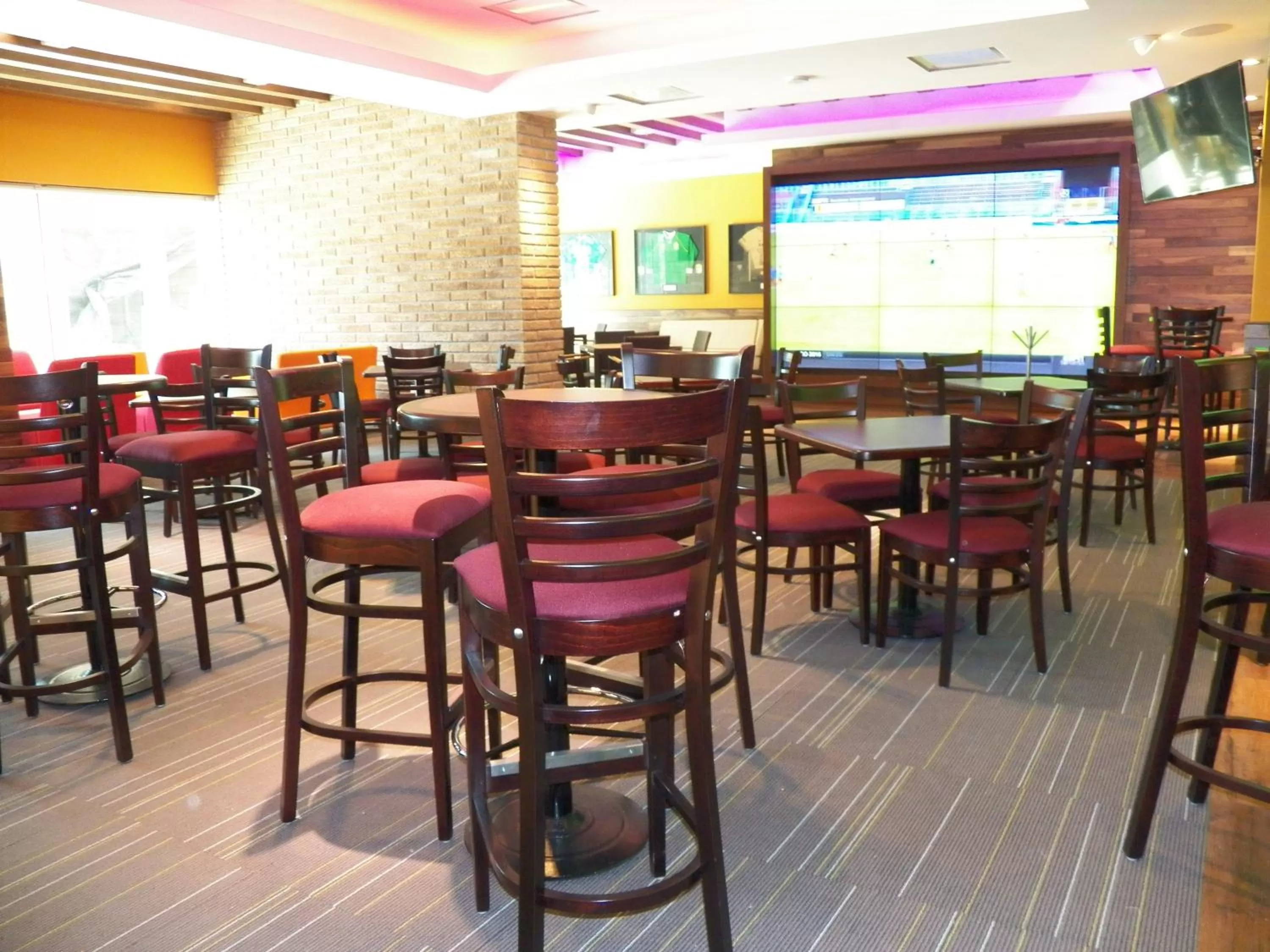 Lounge or bar in Holiday Inn & Suites Plaza Mayor by IHG