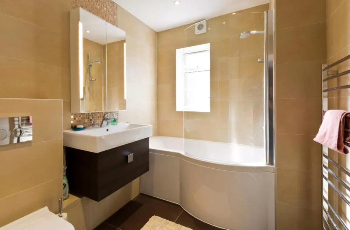 Bathroom in Leafy Suburban Bed and Breakfast