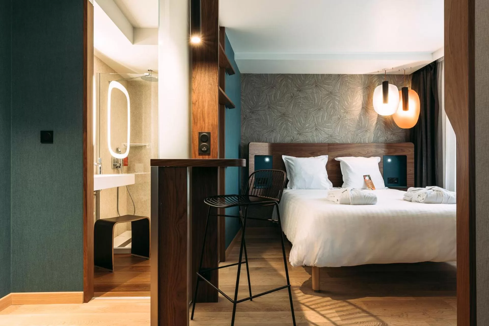 Bathroom, Bed in Oceania Paris Porte De Versailles