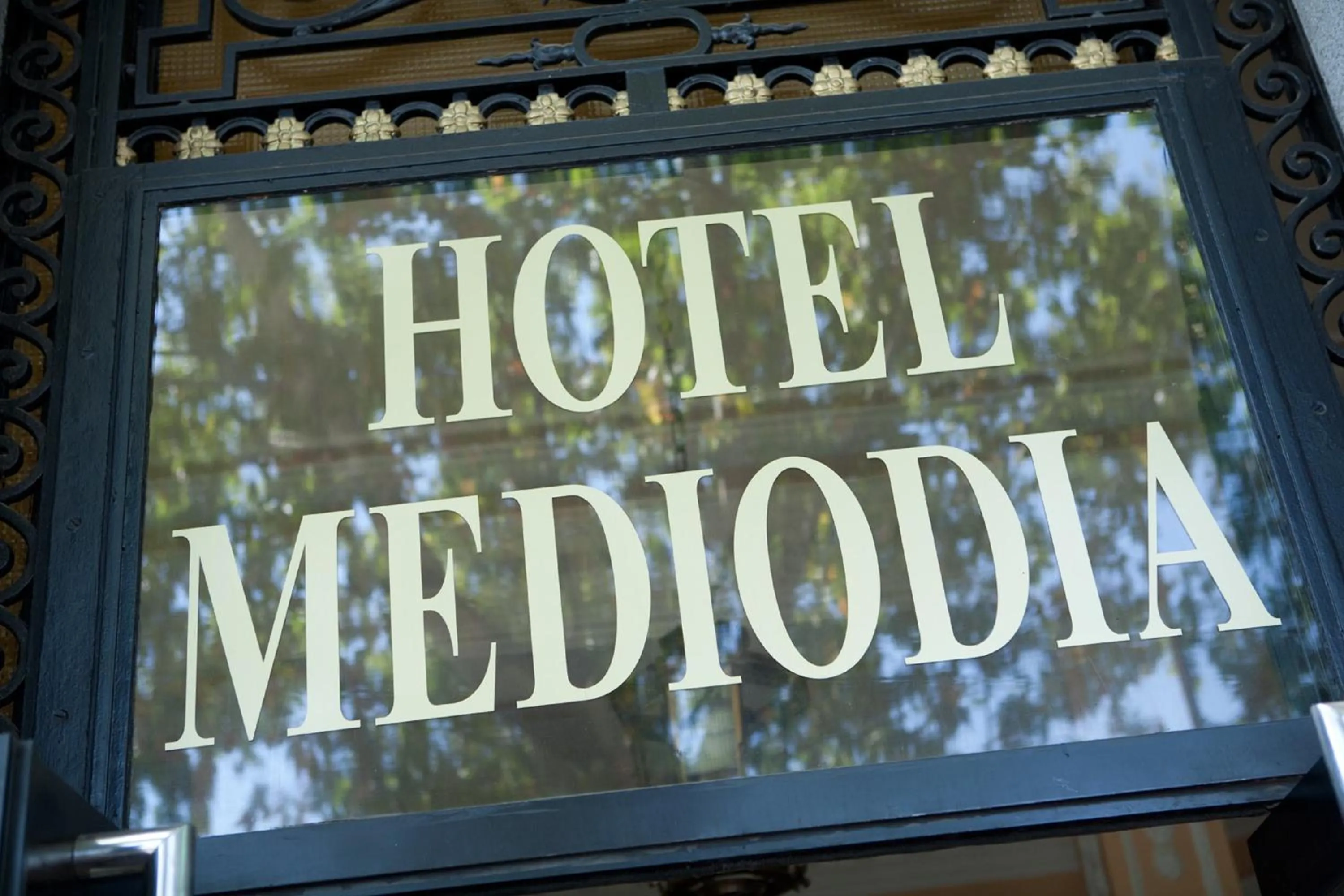 Logo/Certificate/Sign in Hotel Mediodia