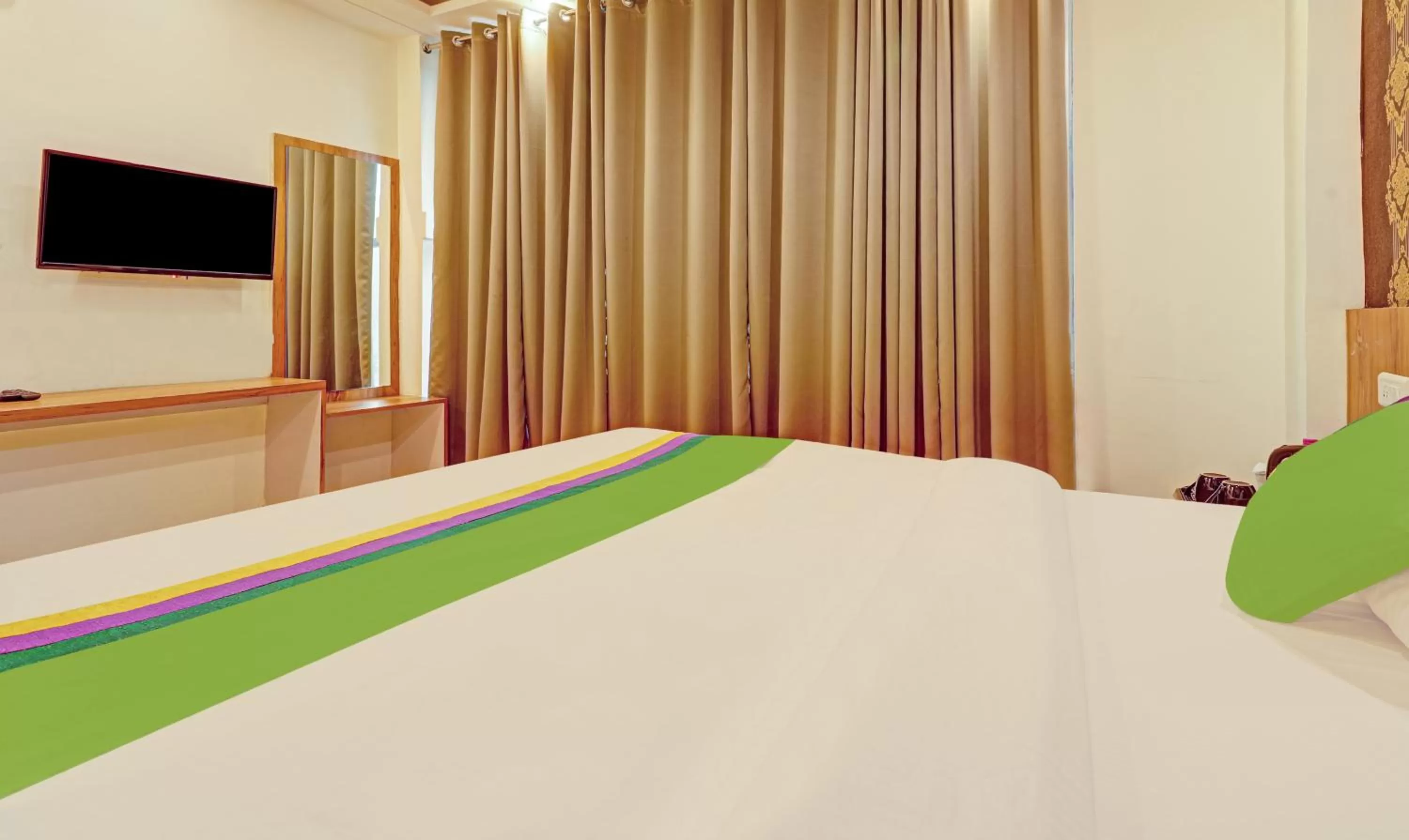 Bed in Treebo Trend Silver Stallion