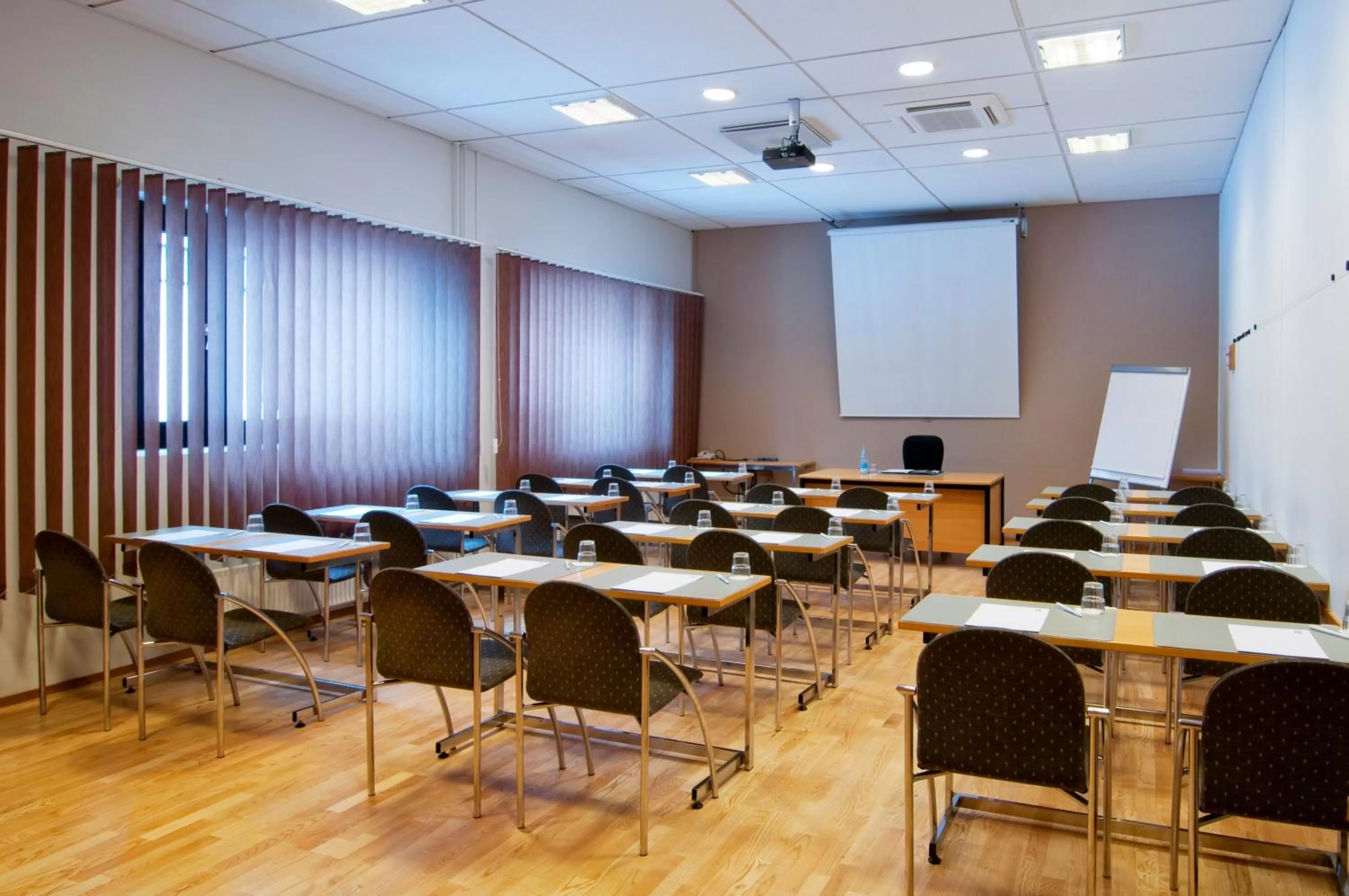 Meeting/conference room in Holiday Inn Helsinki-Vantaa Airport by IHG