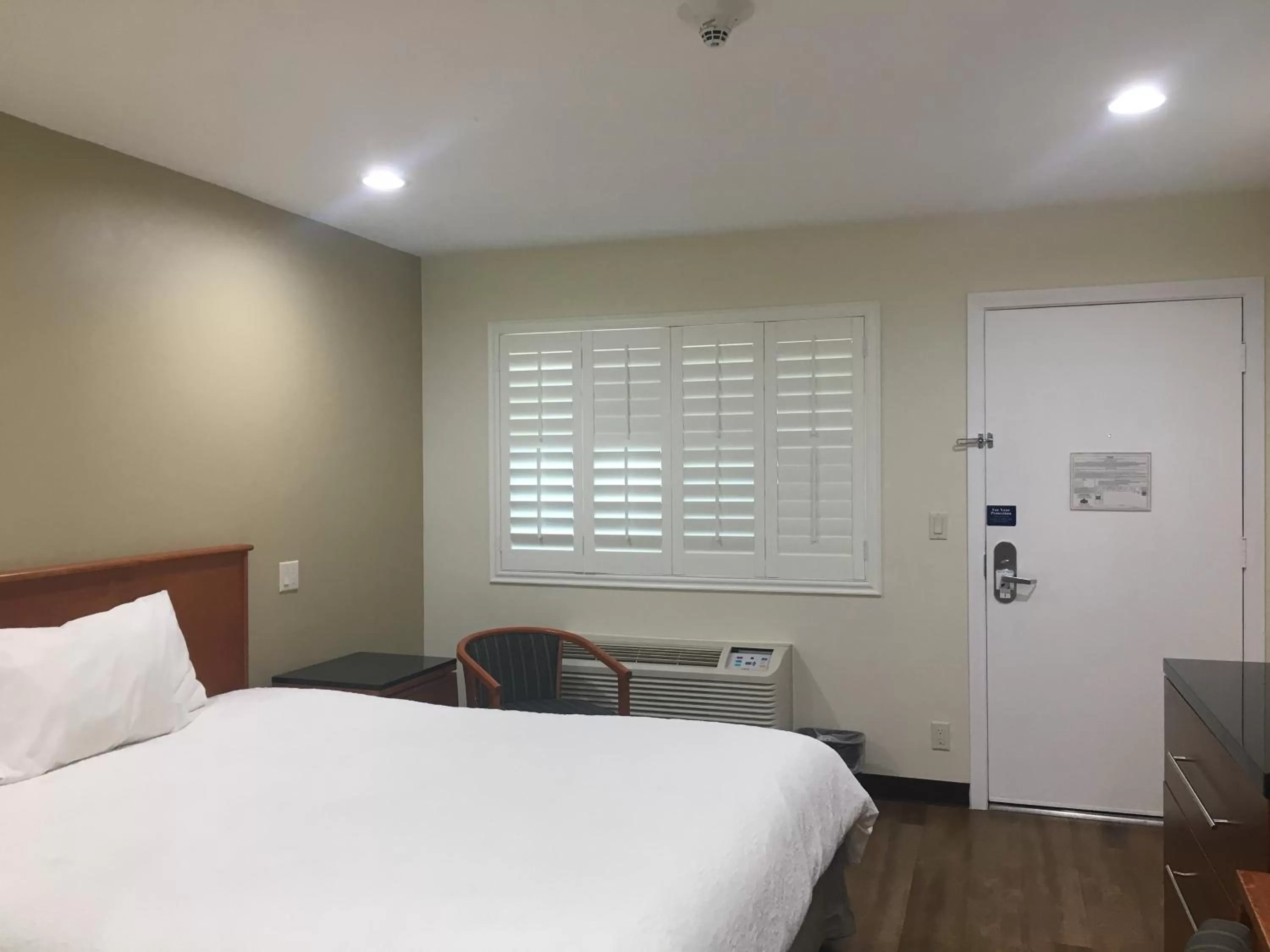 Restaurant/places to eat, Bed in Simply Home Inn & Suites - Riverside