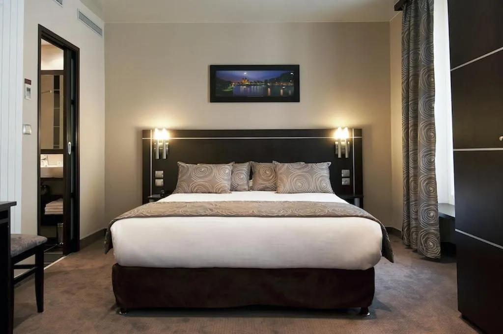 Photo of the whole room, Bed in Hotel Choiseul Opera