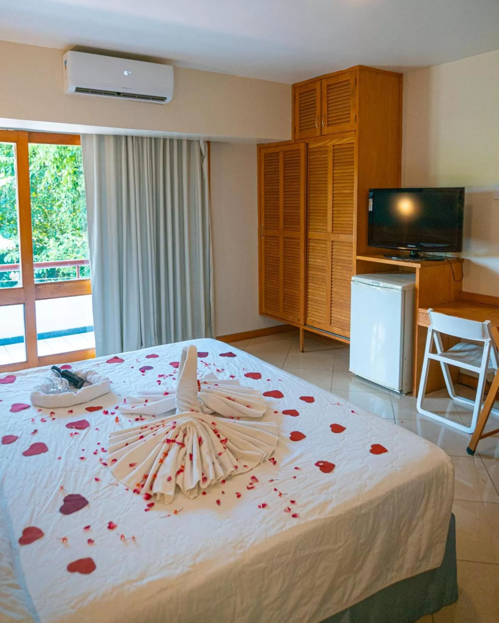 Bedroom, Bed in Porto das Naus Praia Hotel