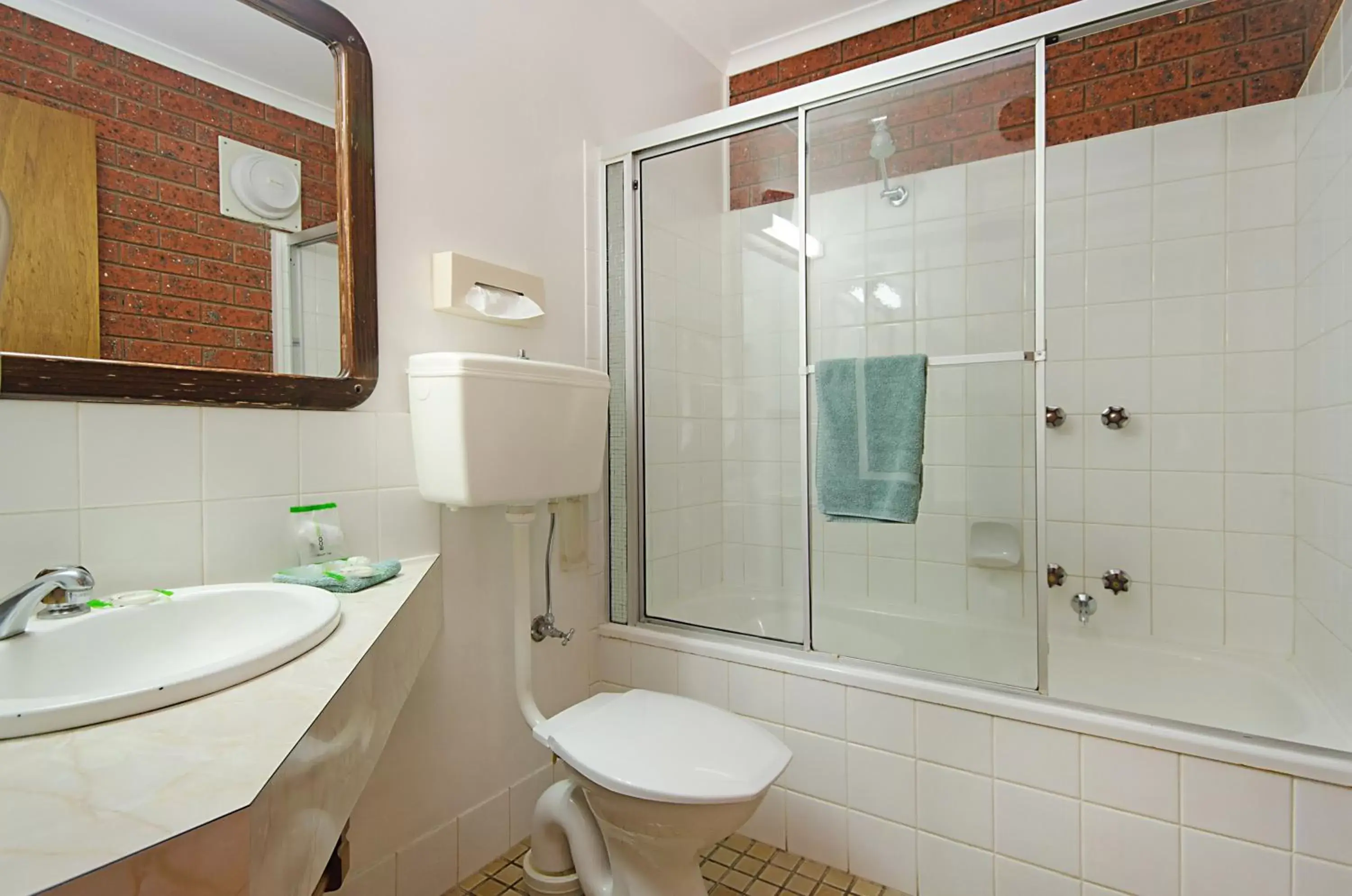 Two-Bedroom Suite - Room 6 in Whalers Rest Motor Inn Two-Bedroom Suite - Room 6 in Whalers Rest Motor Inn