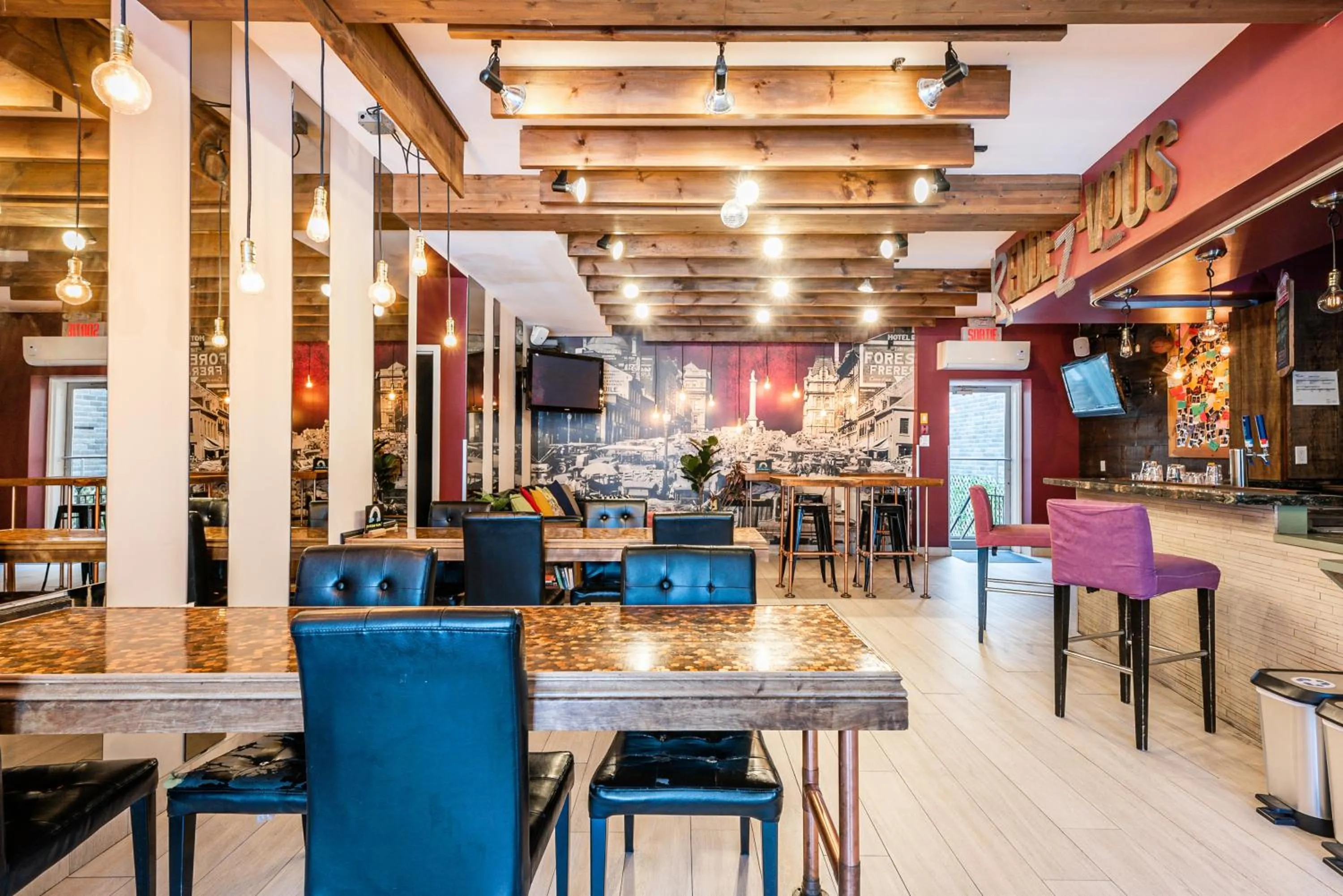 Communal lounge/ TV room in Samesun Montreal Hotel & Hostel