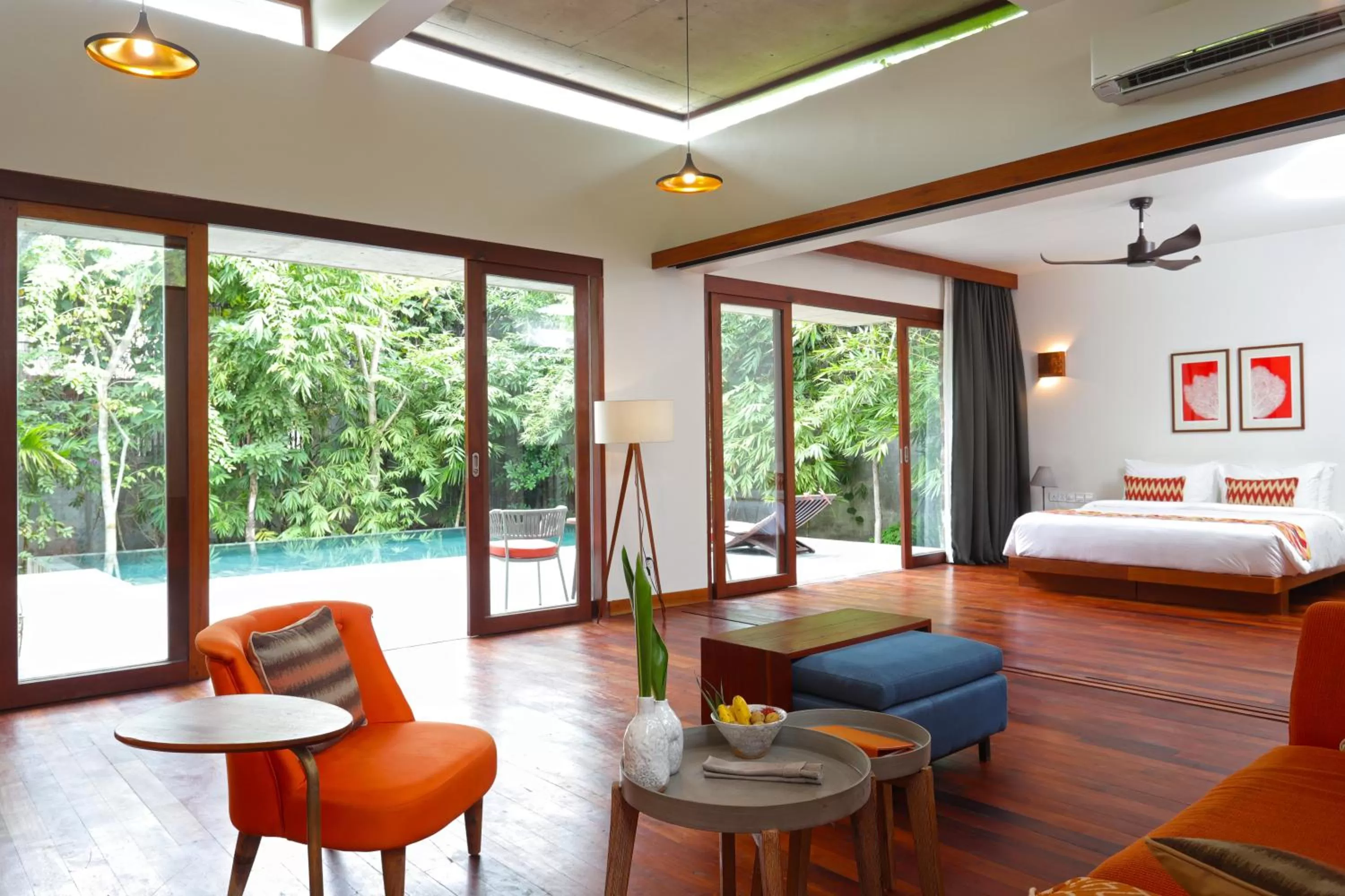 Living room, Bed in Templation Hotel