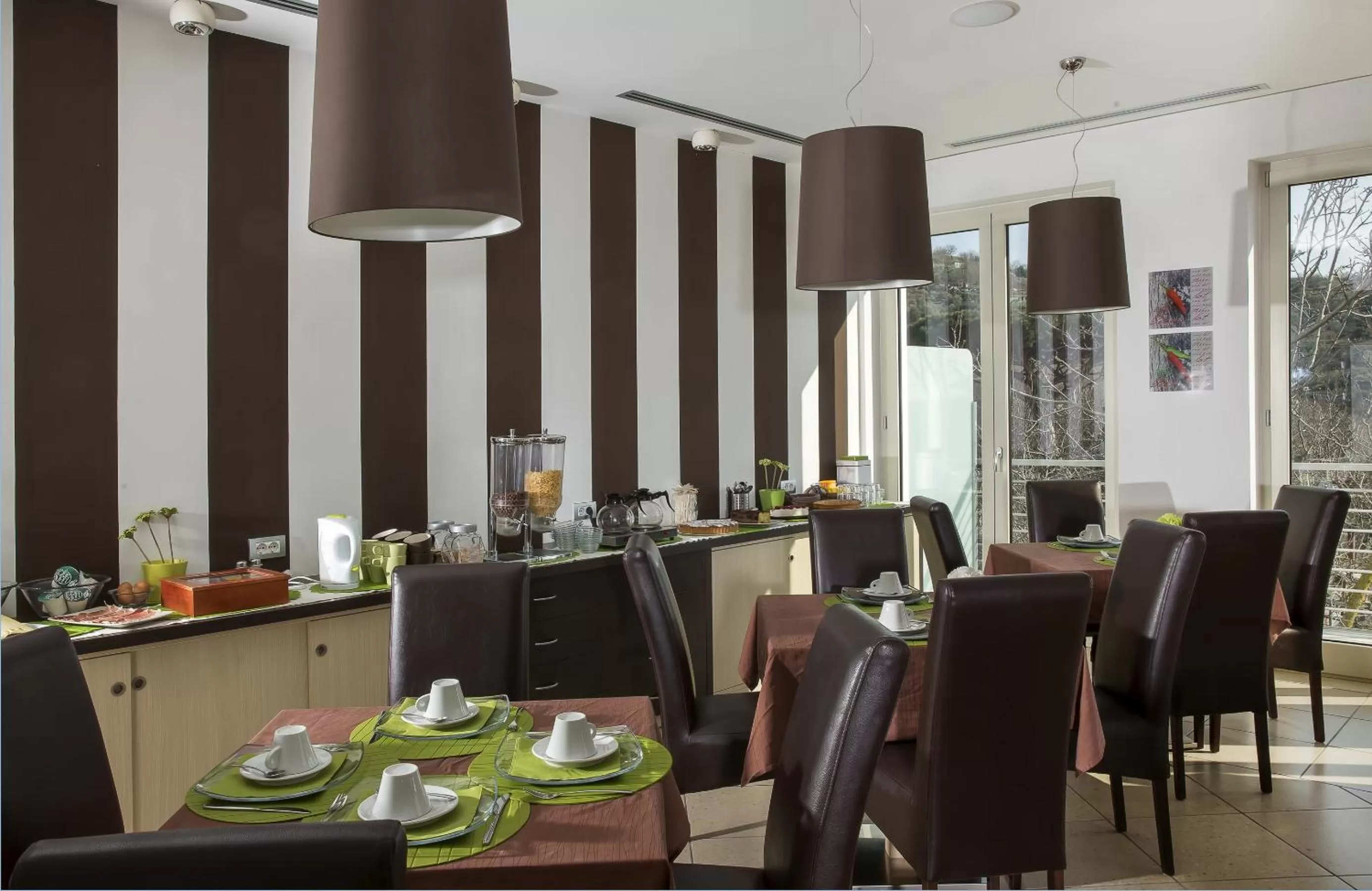 Restaurant/places to eat in De Maria House