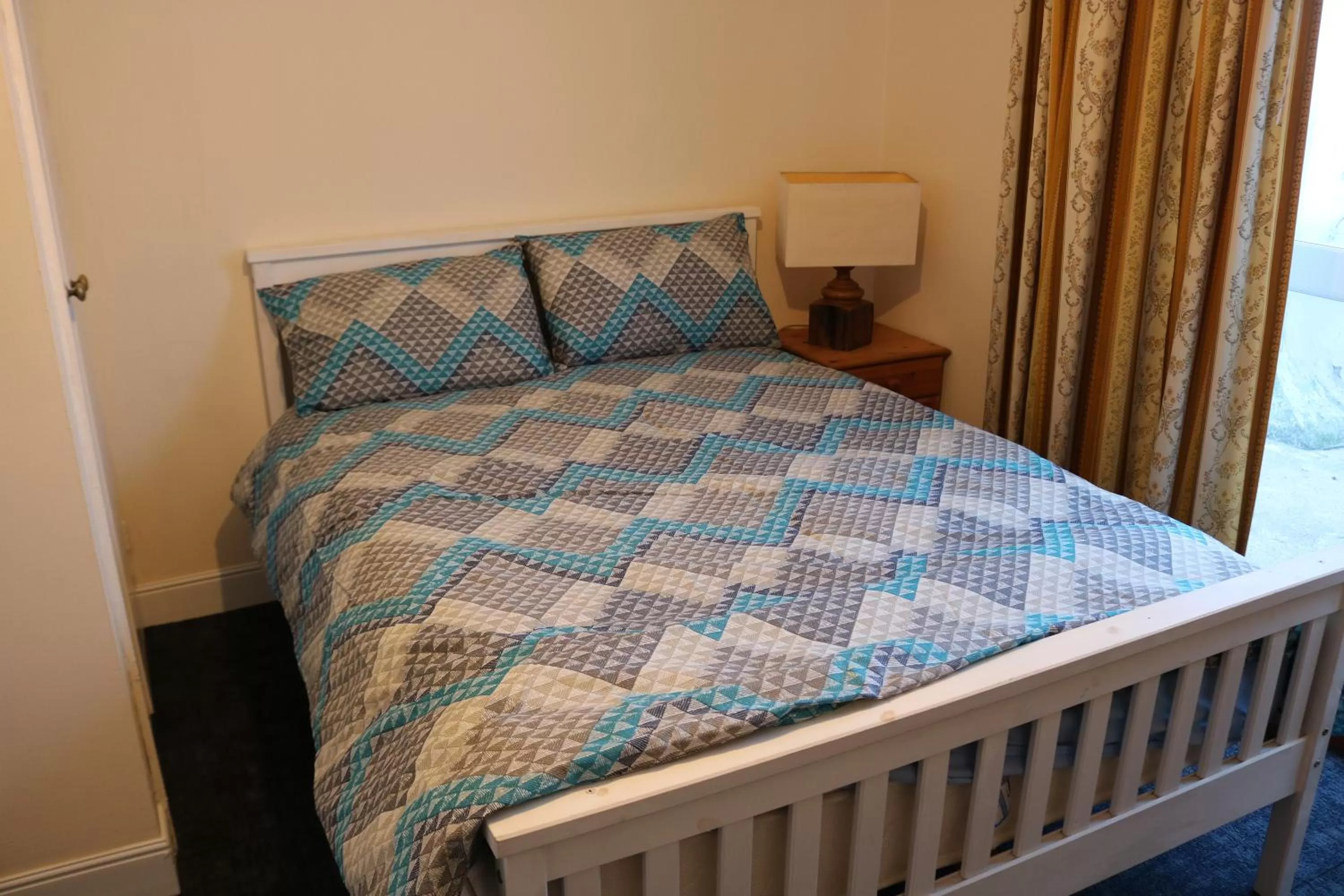 Bedroom, Bed in Lennard House