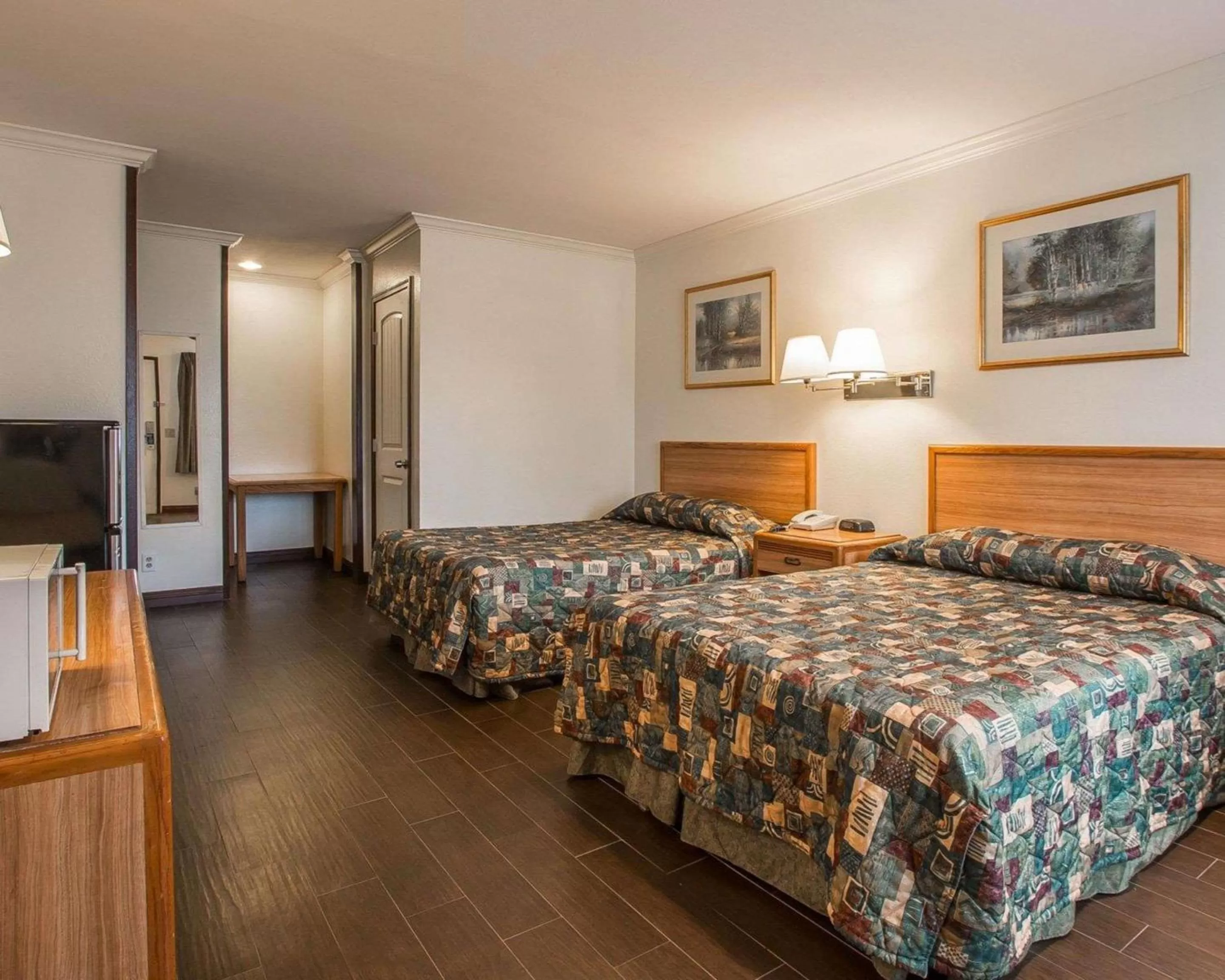 Bedroom, Bed in Palm Inn Hotel near Tyler Mall Riverside