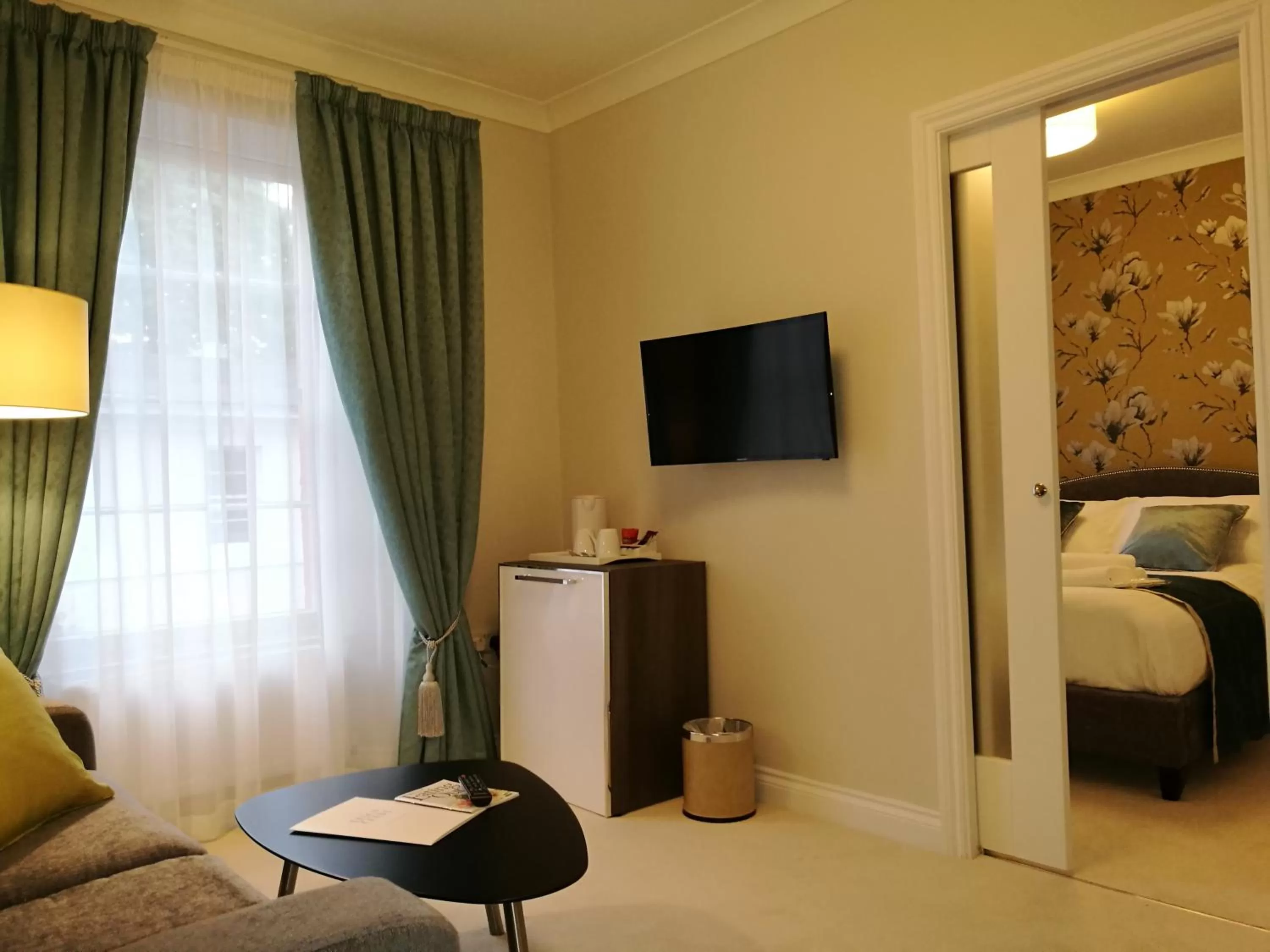 Bedroom, Bed in The Devon Court