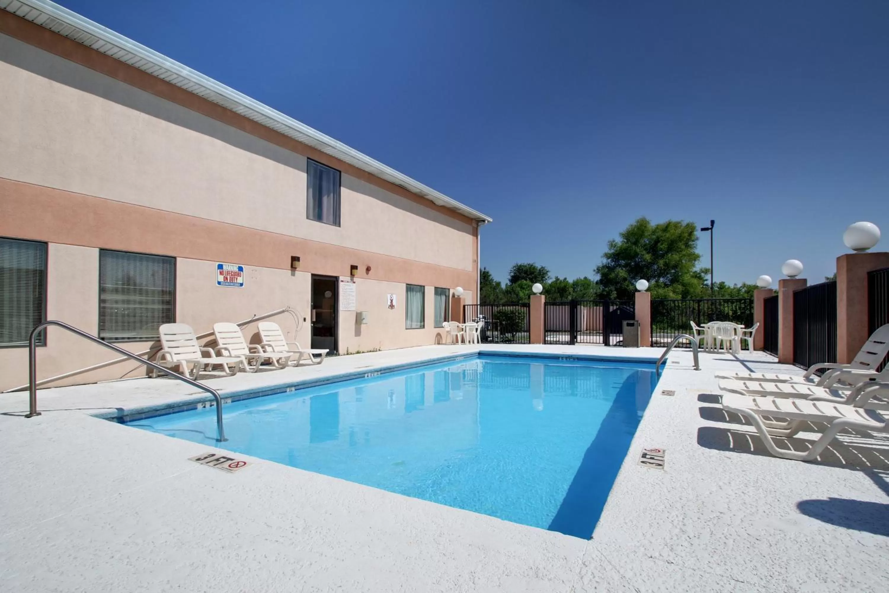 Swimming pool in YurZzz Inn