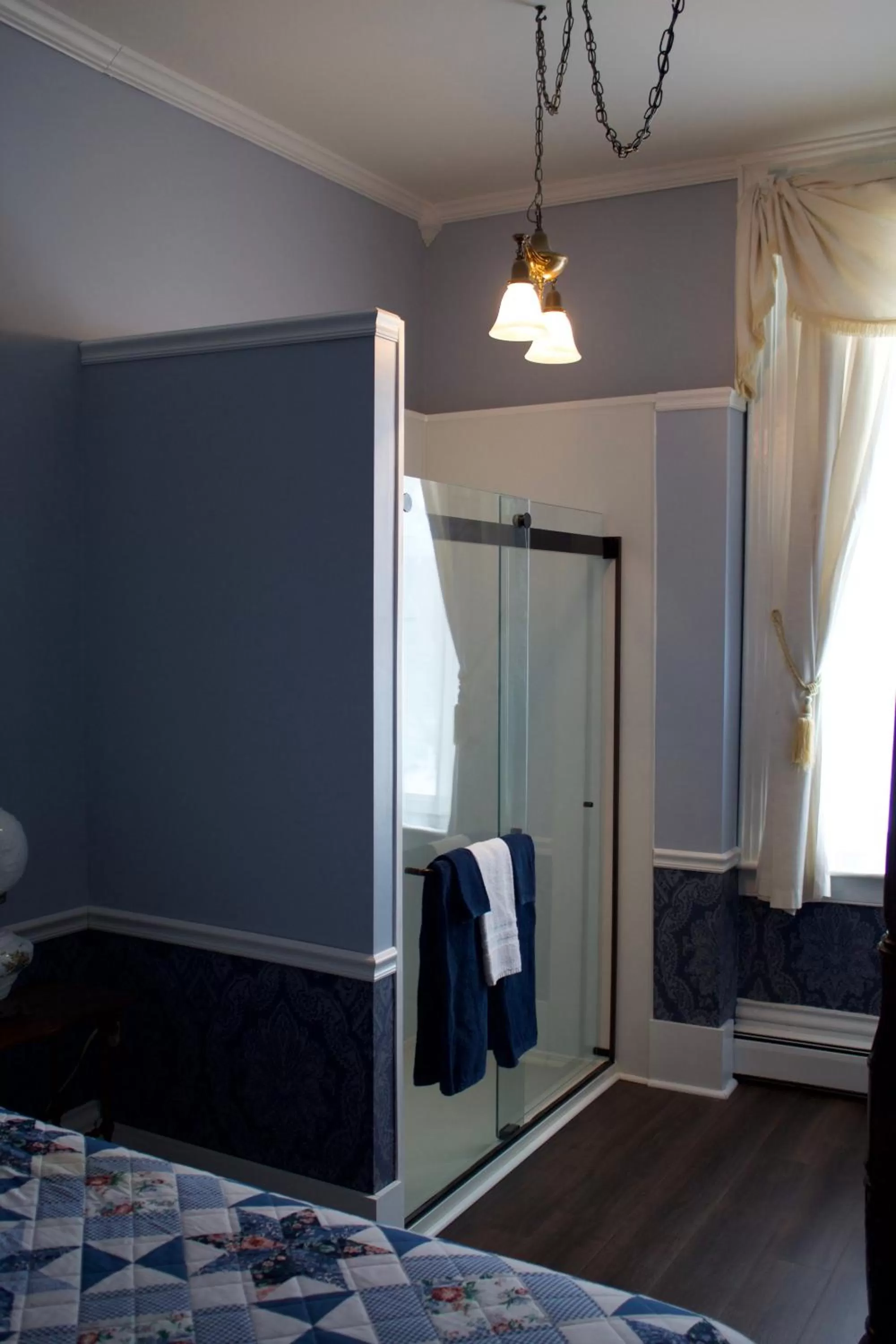 Shower, Bed in The Gridley Inn B&B