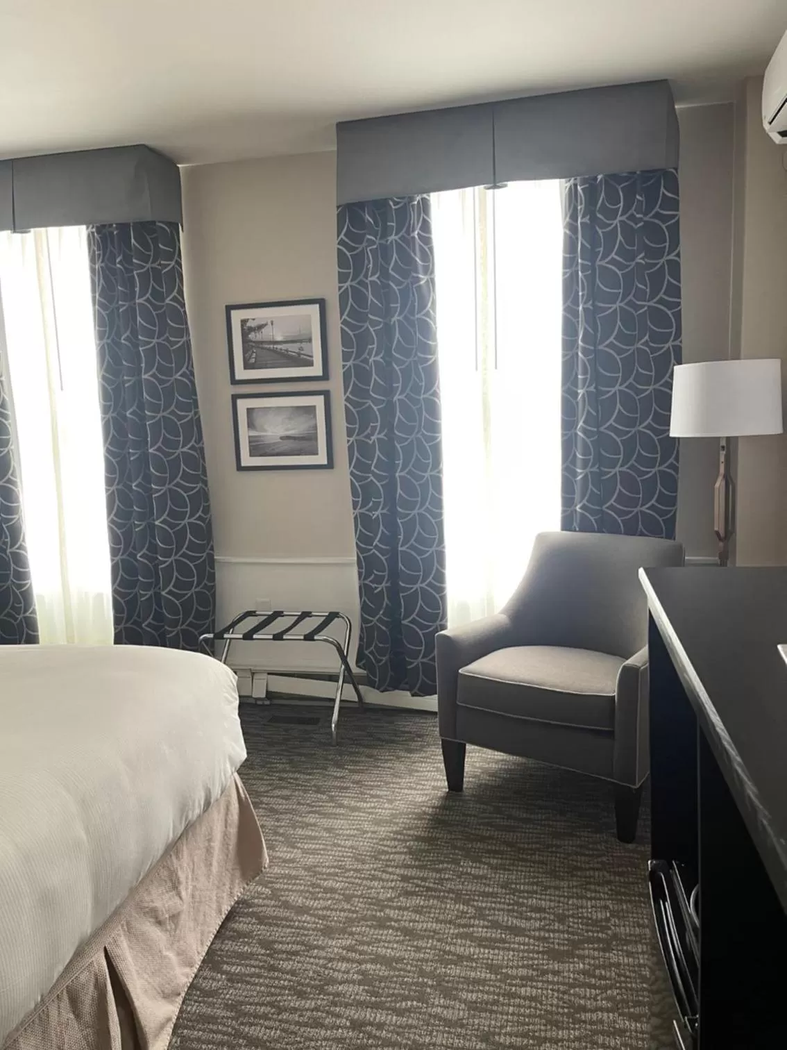 Bedroom, Bed in Essex Street Inn & Suites, an Ascend Collection Hotel