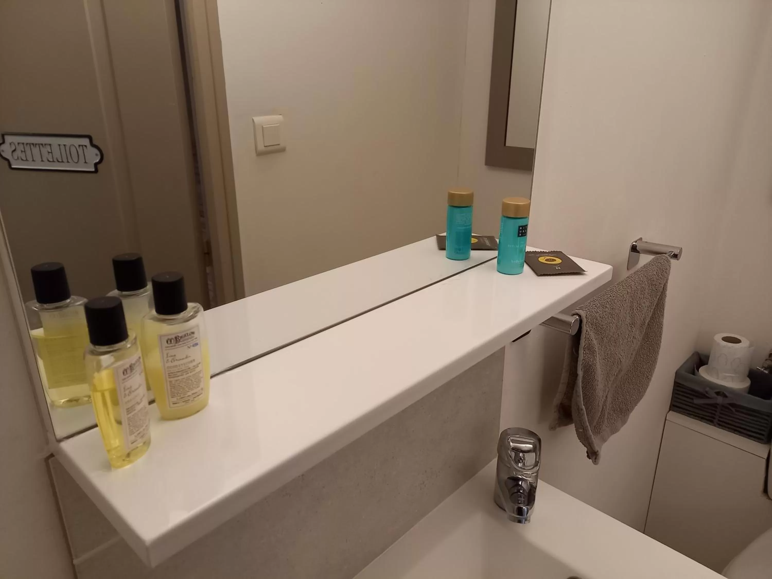 Bathroom in studio cosy à 10 minutes de Nîmes