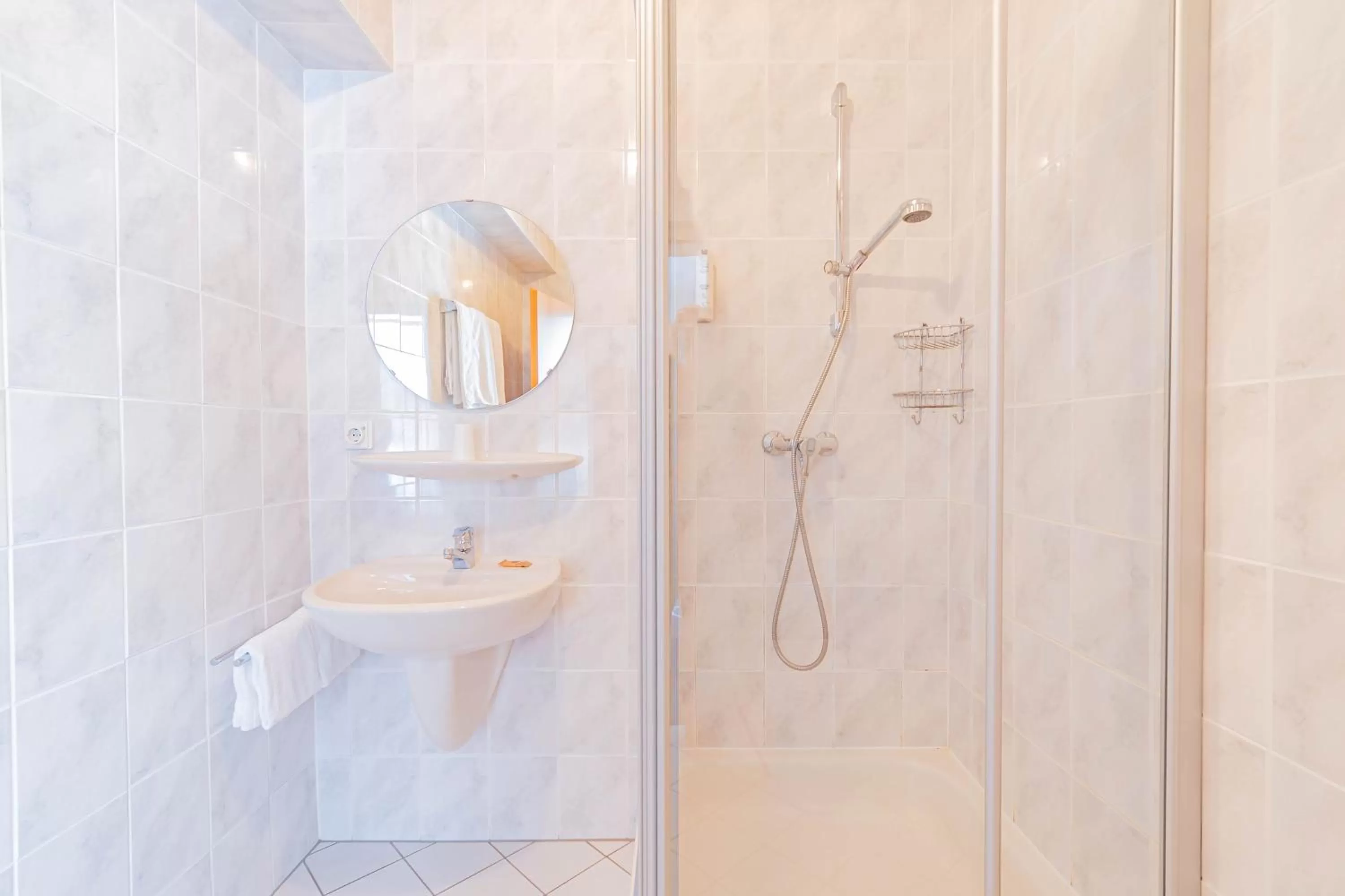 Shower, Bathroom in Hôtel Le Petit Poète