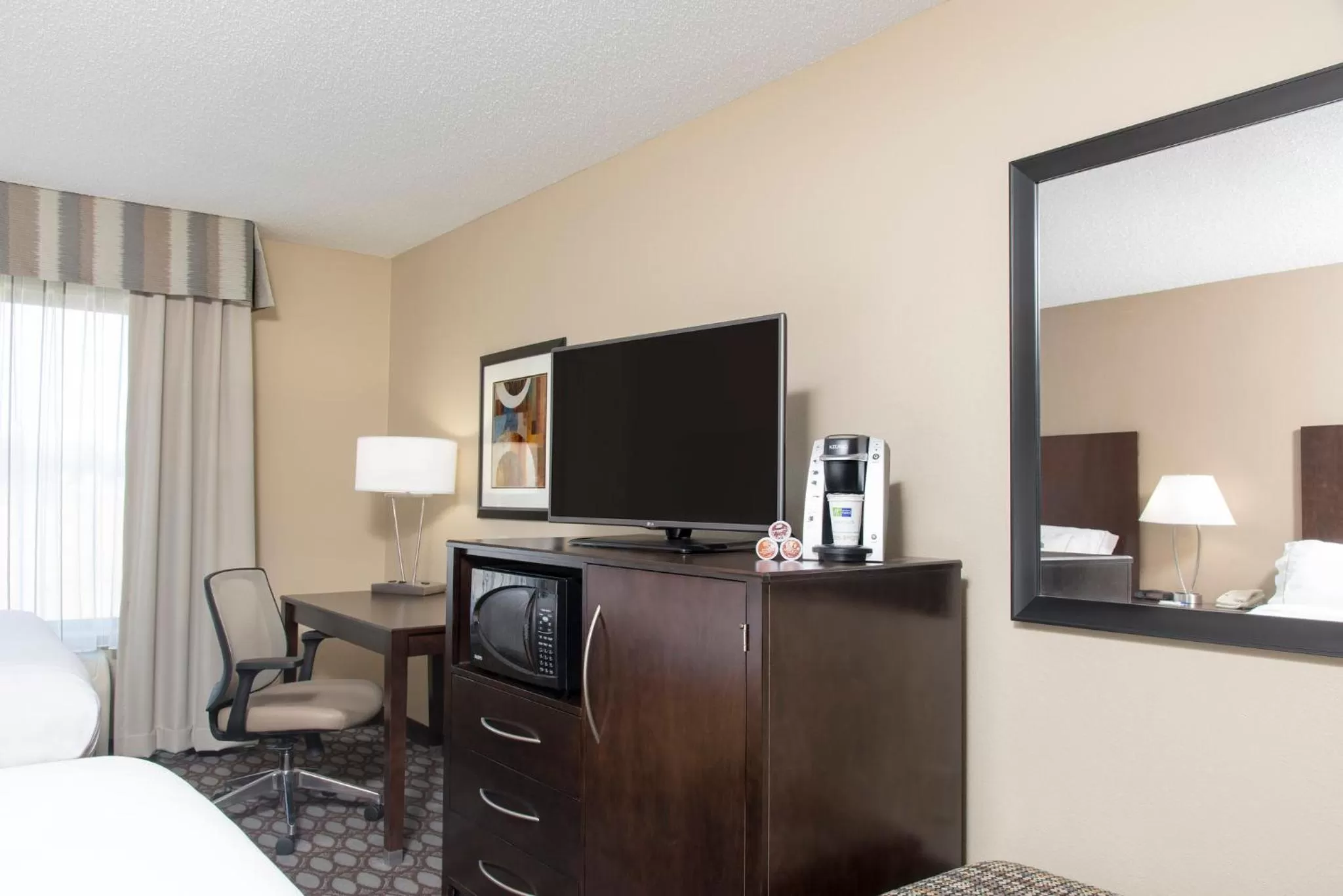 Photo of the whole room, Bed in Holiday Inn Express Gas City by IHG