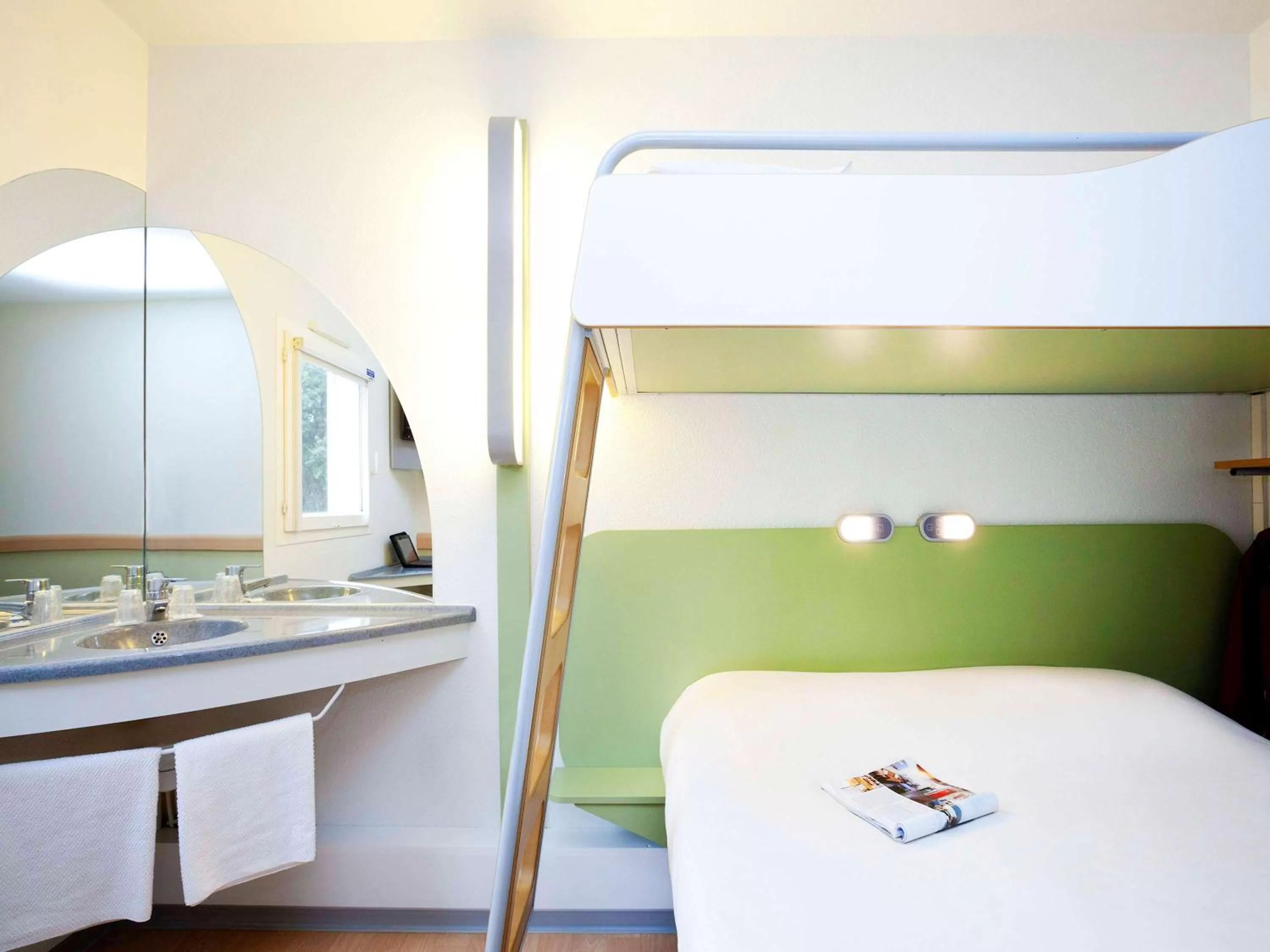 Photo of the whole room, Bed in Ibis Budget Sisteron