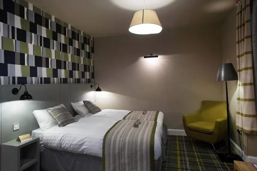 Shower, Bed in Jolly's Hotel Wetherspoon