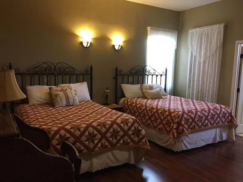 Bed in Virgil's Corner B & B