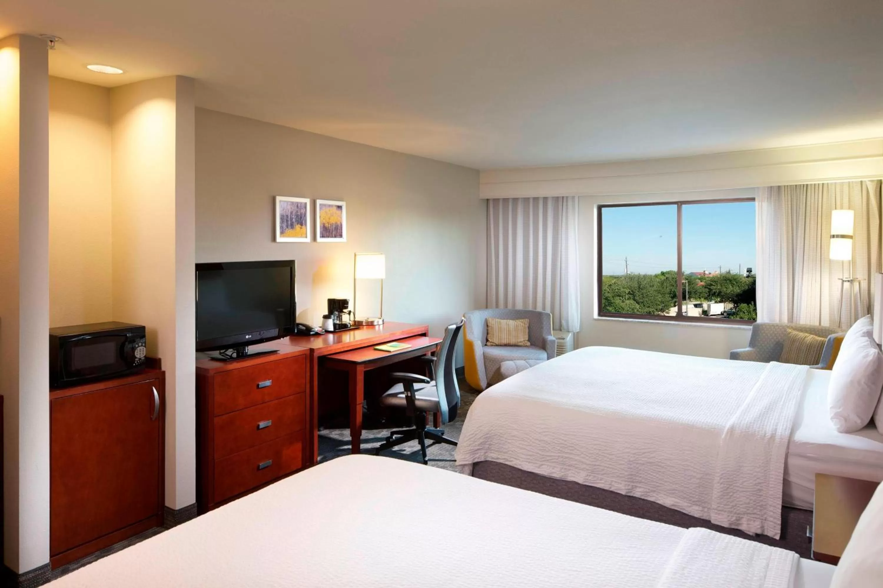 Photo of the whole room, Bed in Courtyard by Marriott Brownsville