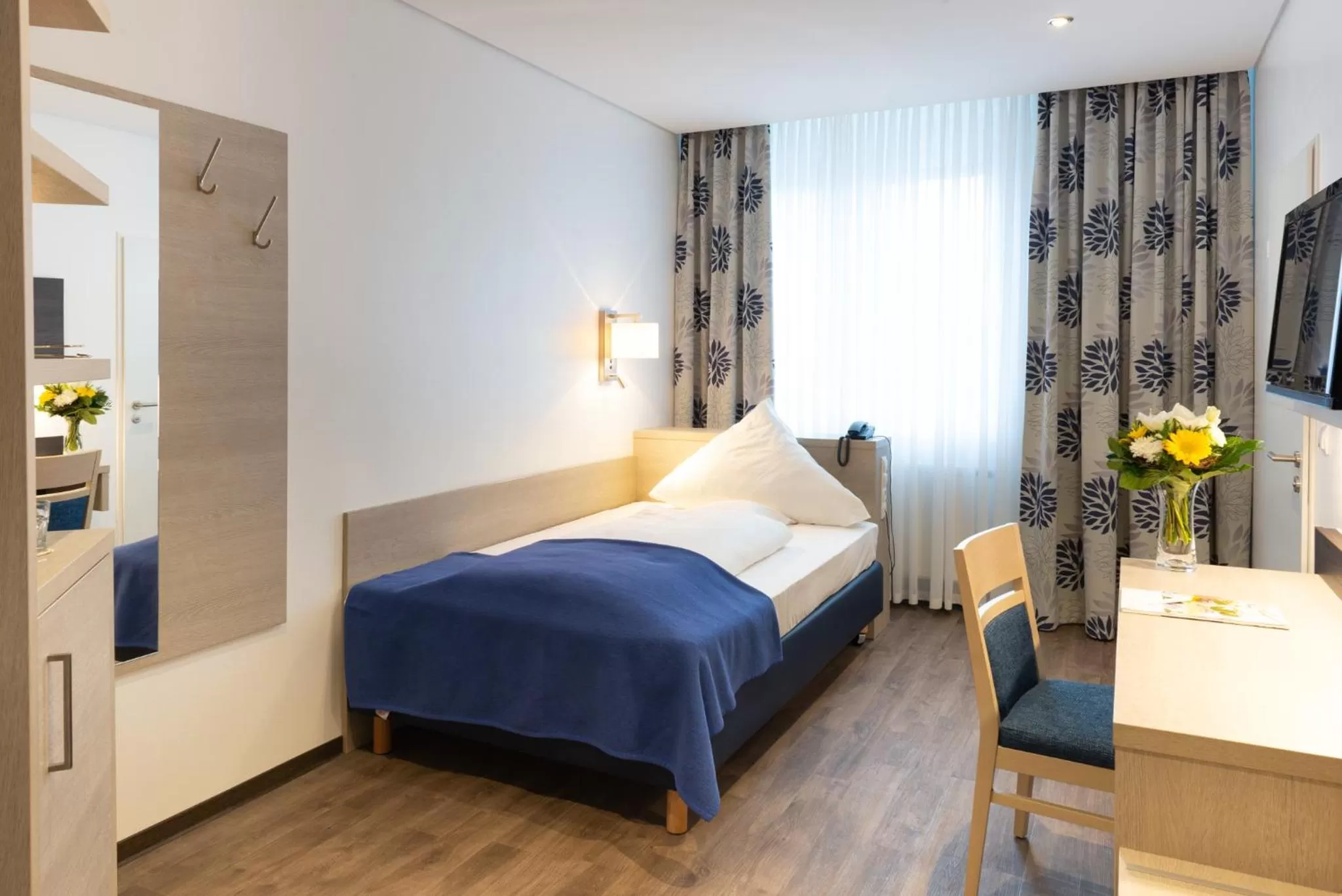 Photo of the whole room, Bed in Ringhotel Loew's Merkur