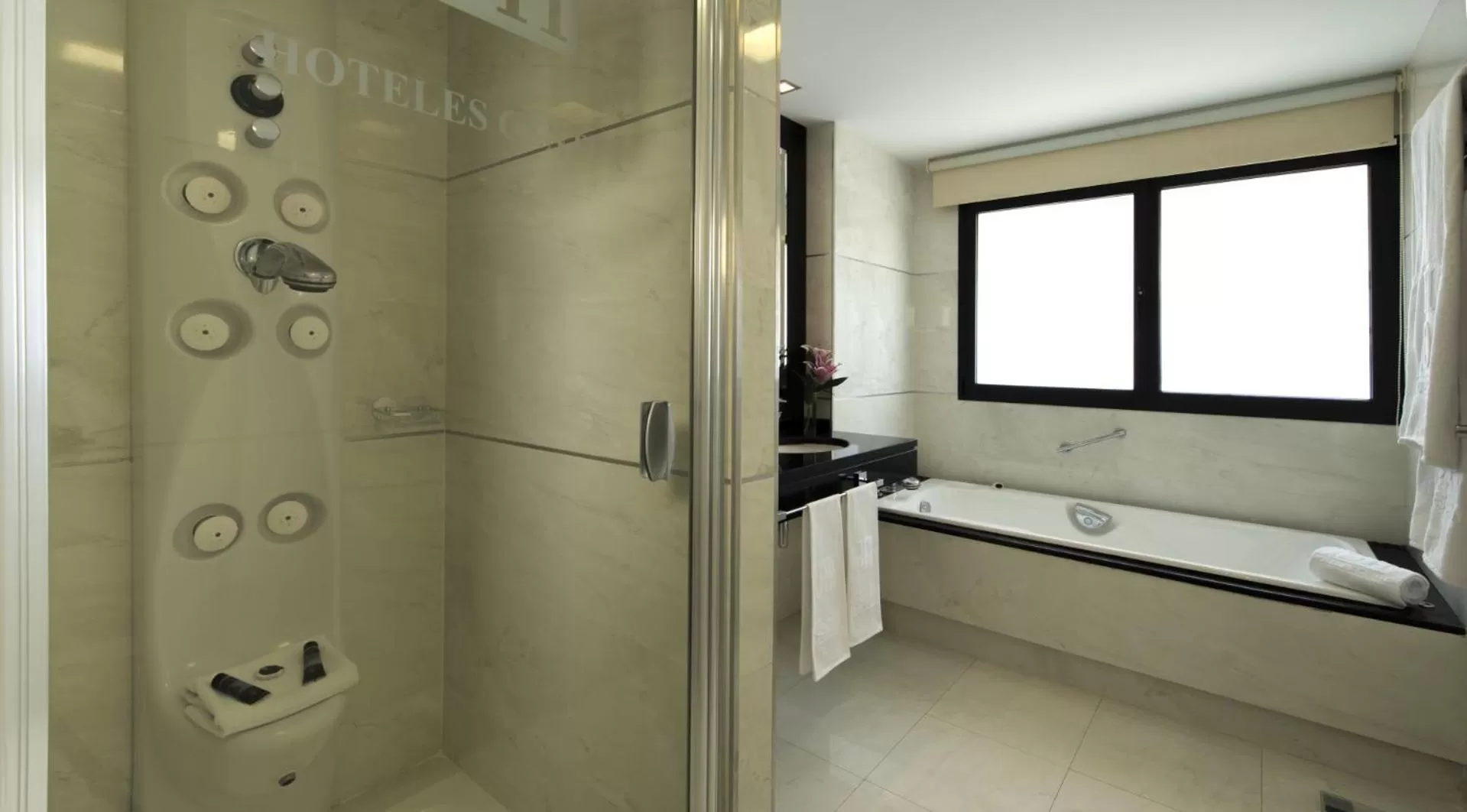 Bathroom in Hotel Cordoba Center