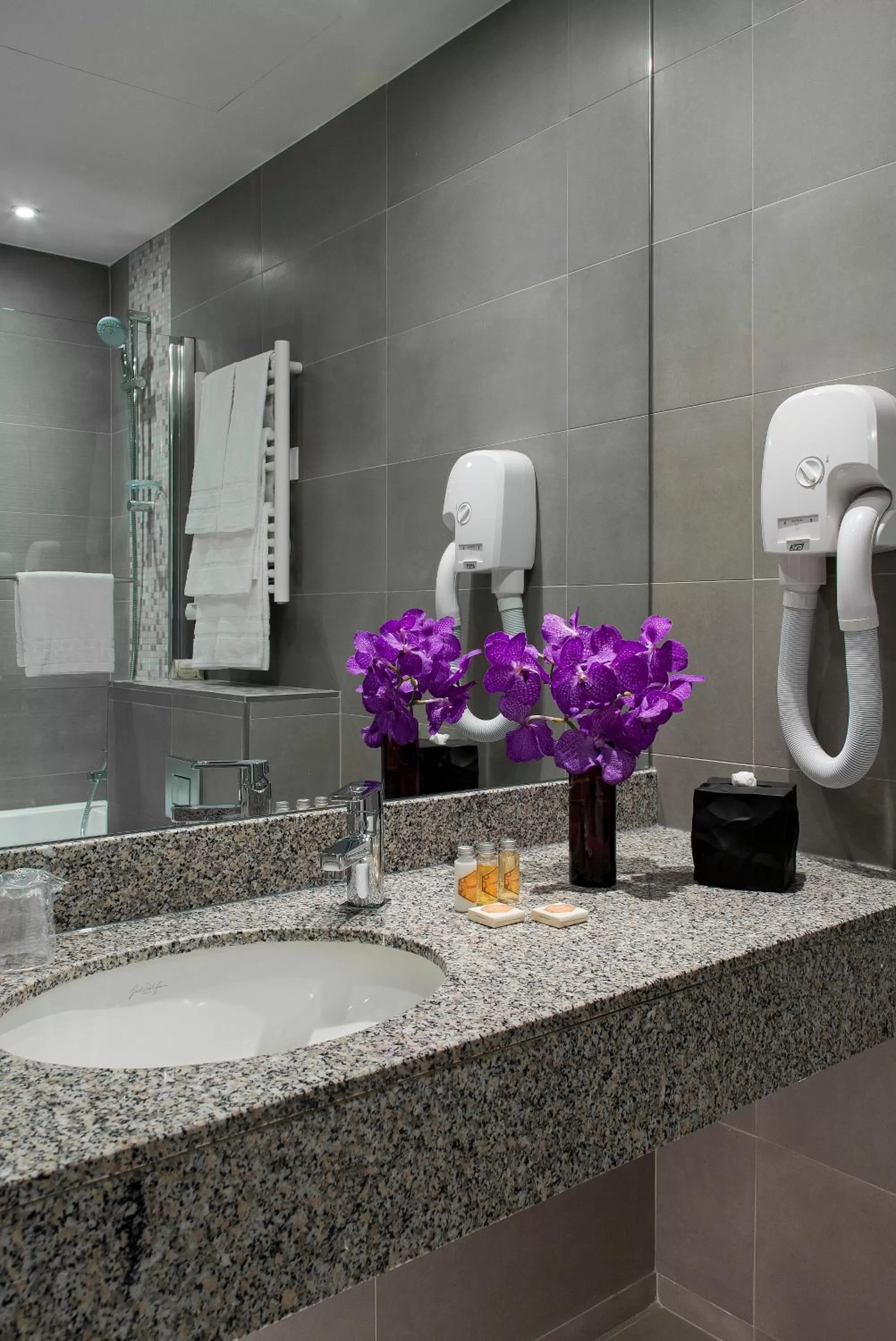 Bathroom in Timhotel Opéra Blanche Fontaine